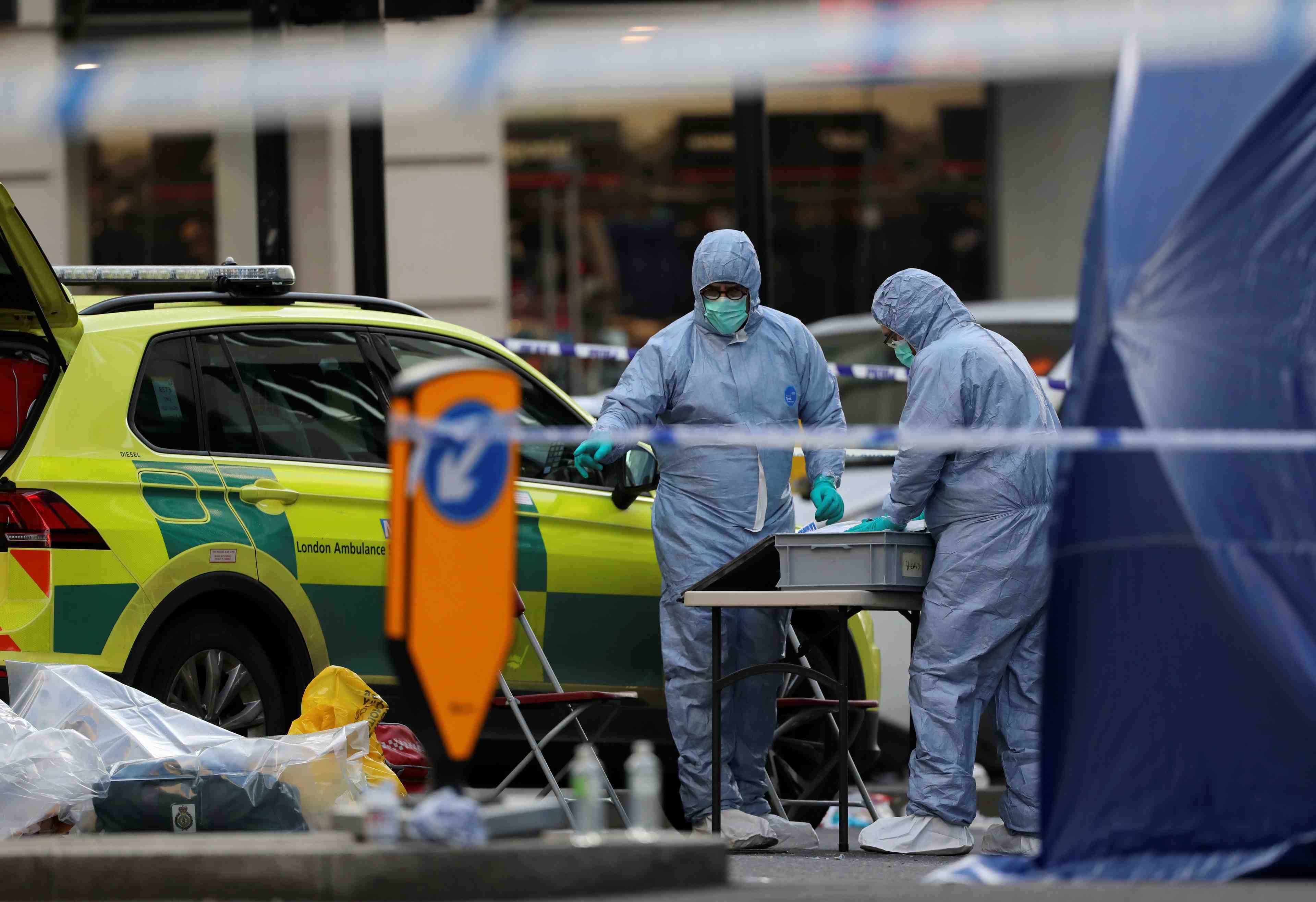 Grande-bretagne: la police identifie l'assaillant du london bridge, deja condamne pour terrorisme