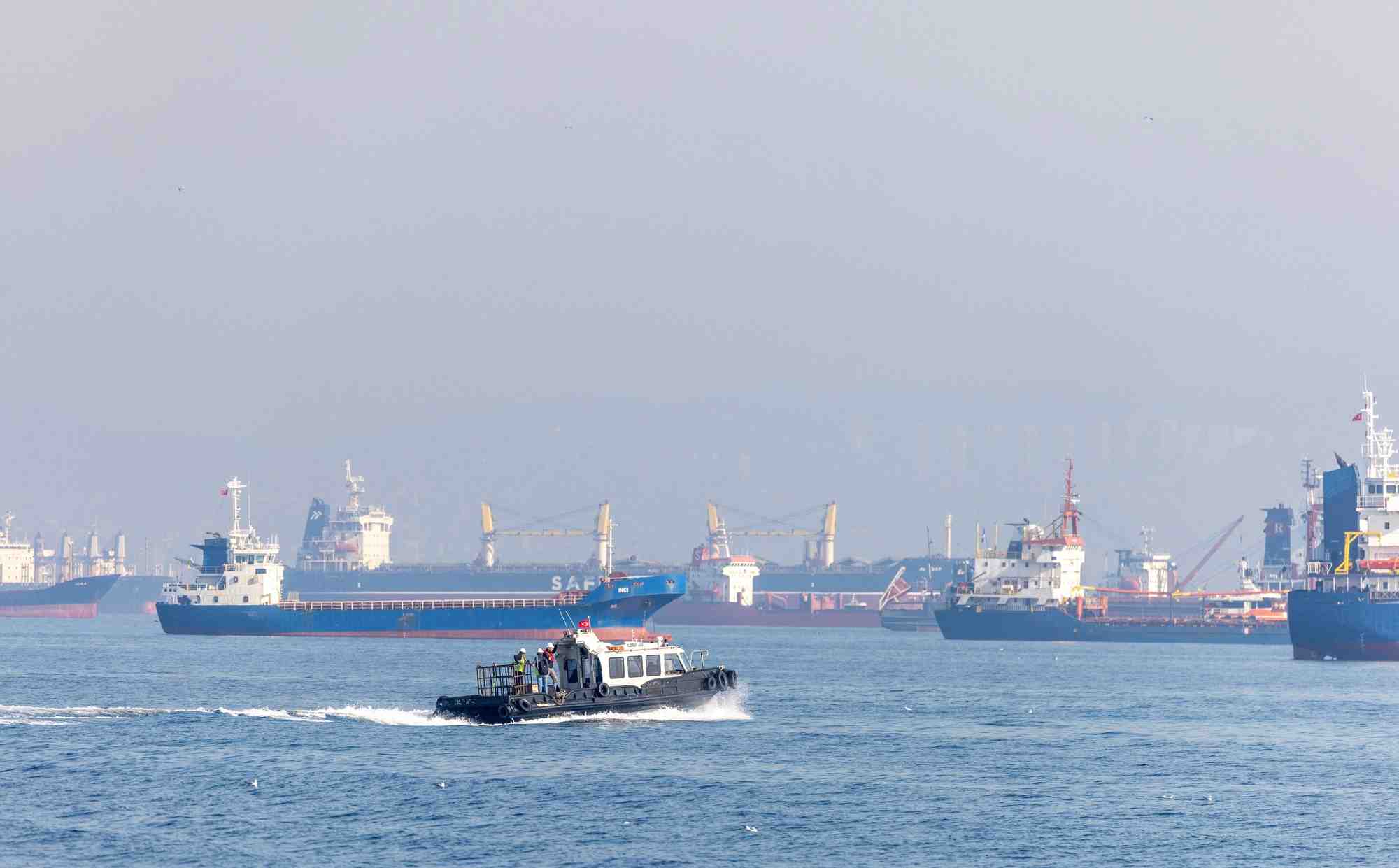 Des navires commerciaux devant le detroit du bosphore