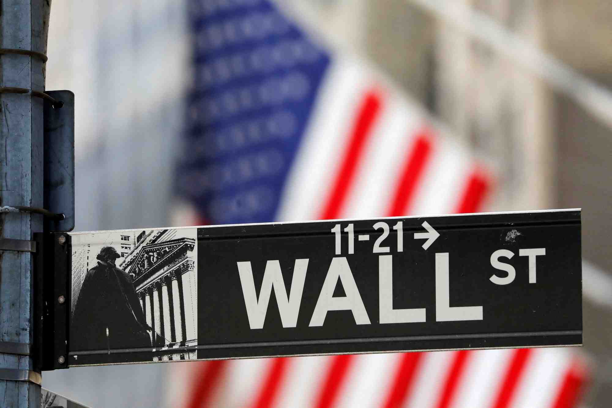 Un panneau indiquant wall street a l'exterieur de la bourse de new york (nyse)