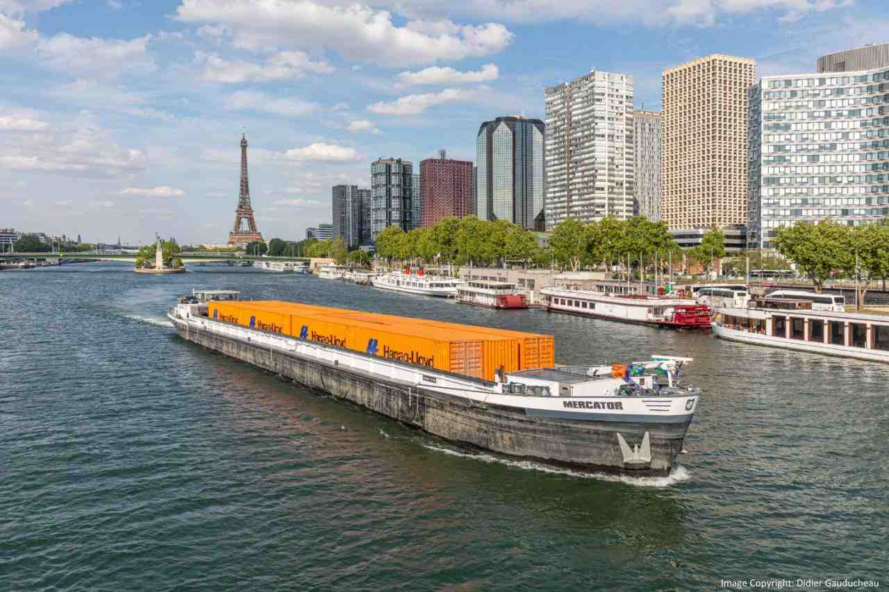 Les barges fluviales les plus capacitaires peuvent transporter l'équivalent du chargement de 250 camions.