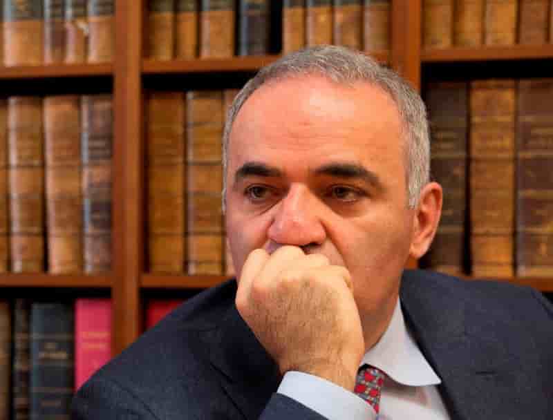 Les espoirs d'une transition politique pacifique en russie diminuent, selon kasparov
