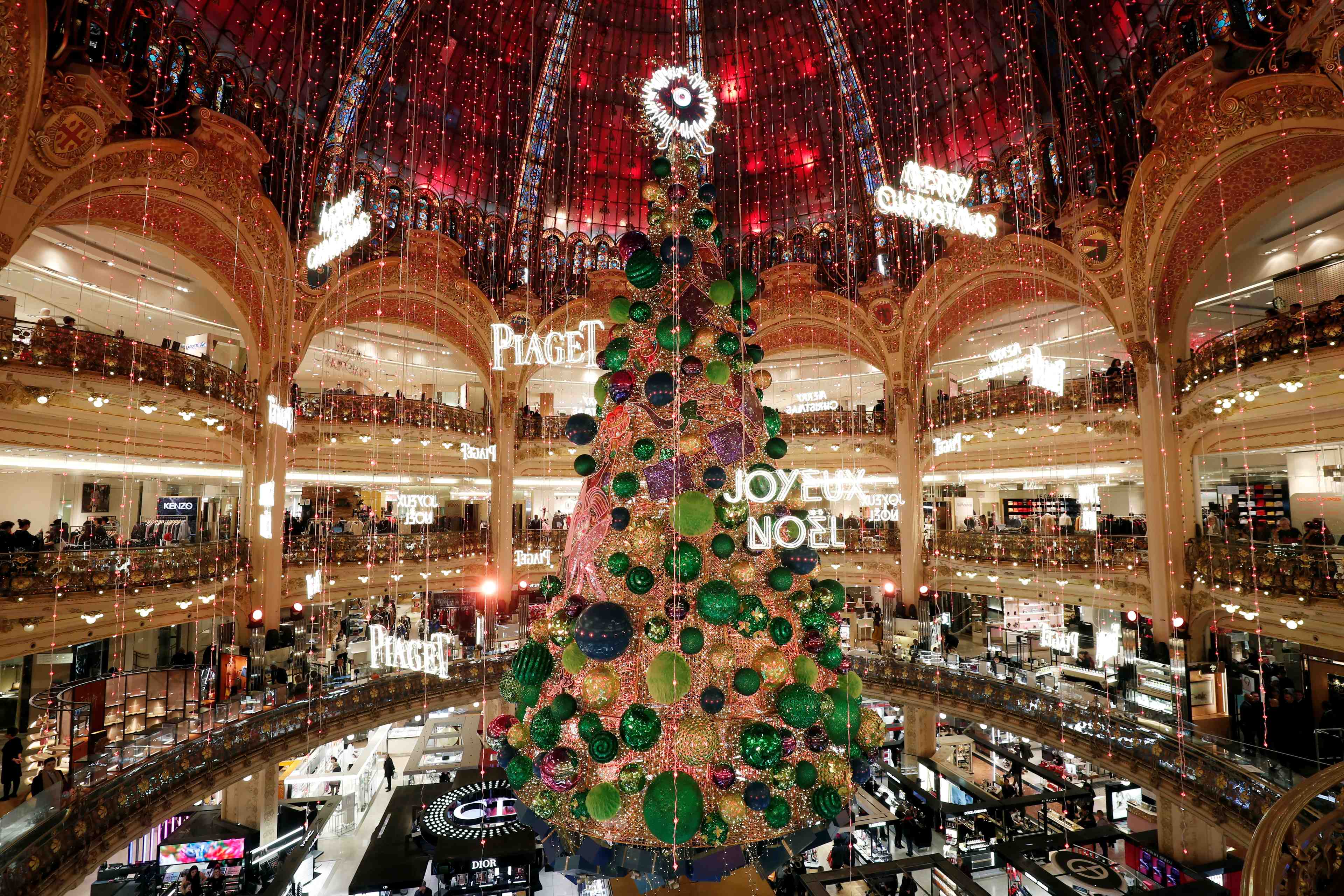 Les francais pries de preferer les magasins a internet pour noel