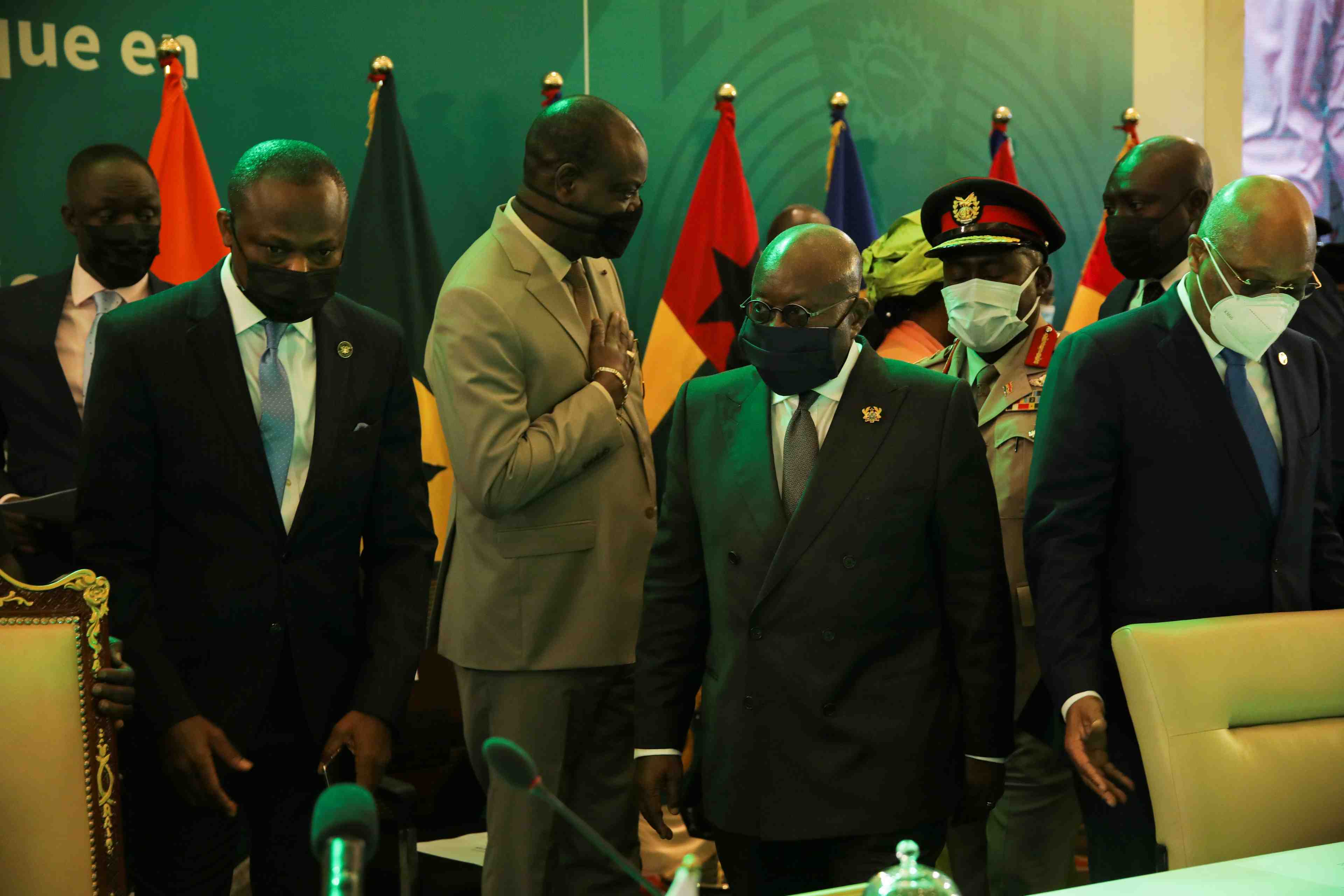 La cedeao impose des sanctions aux juntes du mali et de guinee