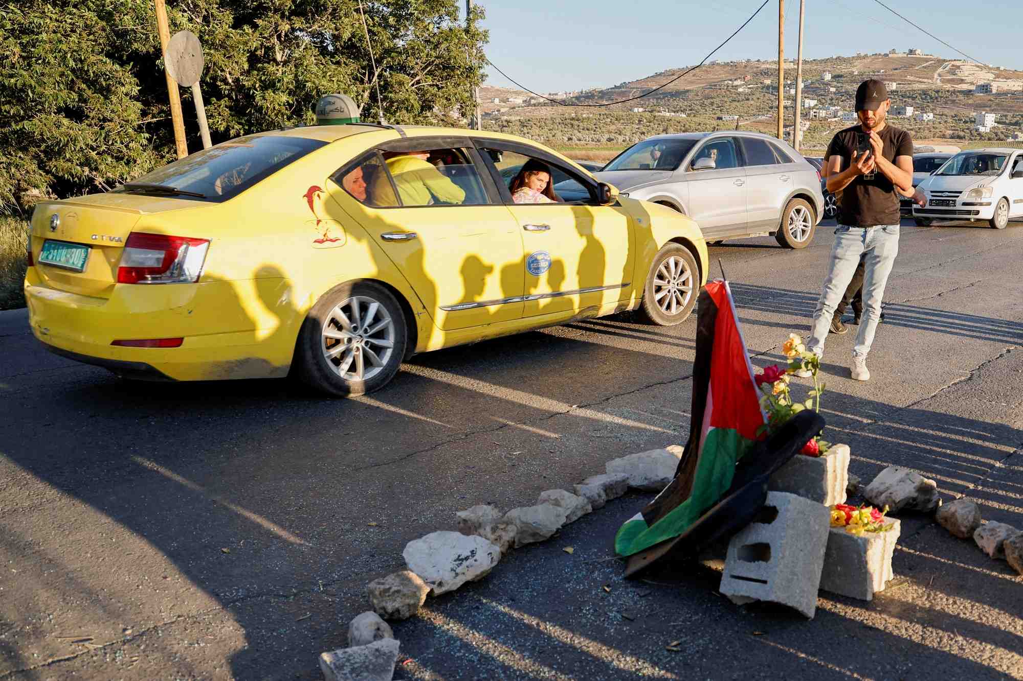 Des palestiniens se rassemblent sur les lieux ou les forces israeliennes ont pris pour cible une voiture palestinienne, pres de jenine
