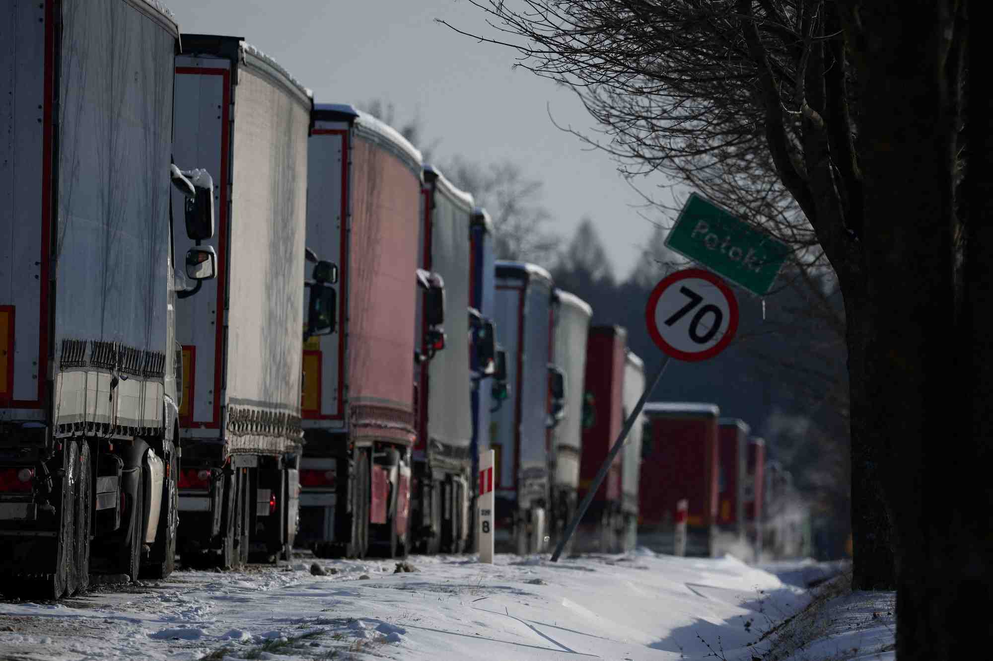 Des camions dans une longue file d'attente pour franchir la frontiere polono-ukrainienne