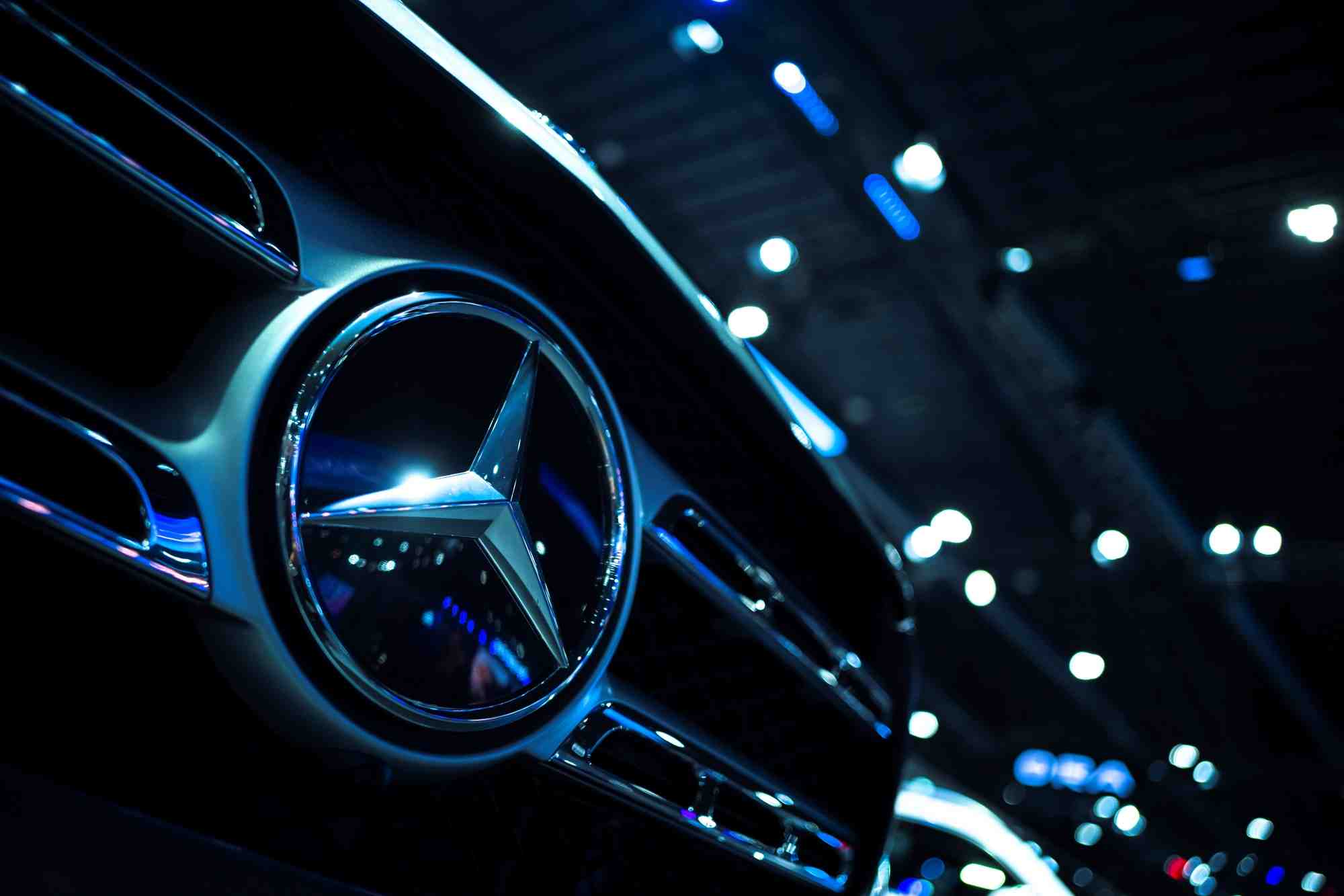 Logo de mercedes-benz au salon international de l'automobile de bangkok