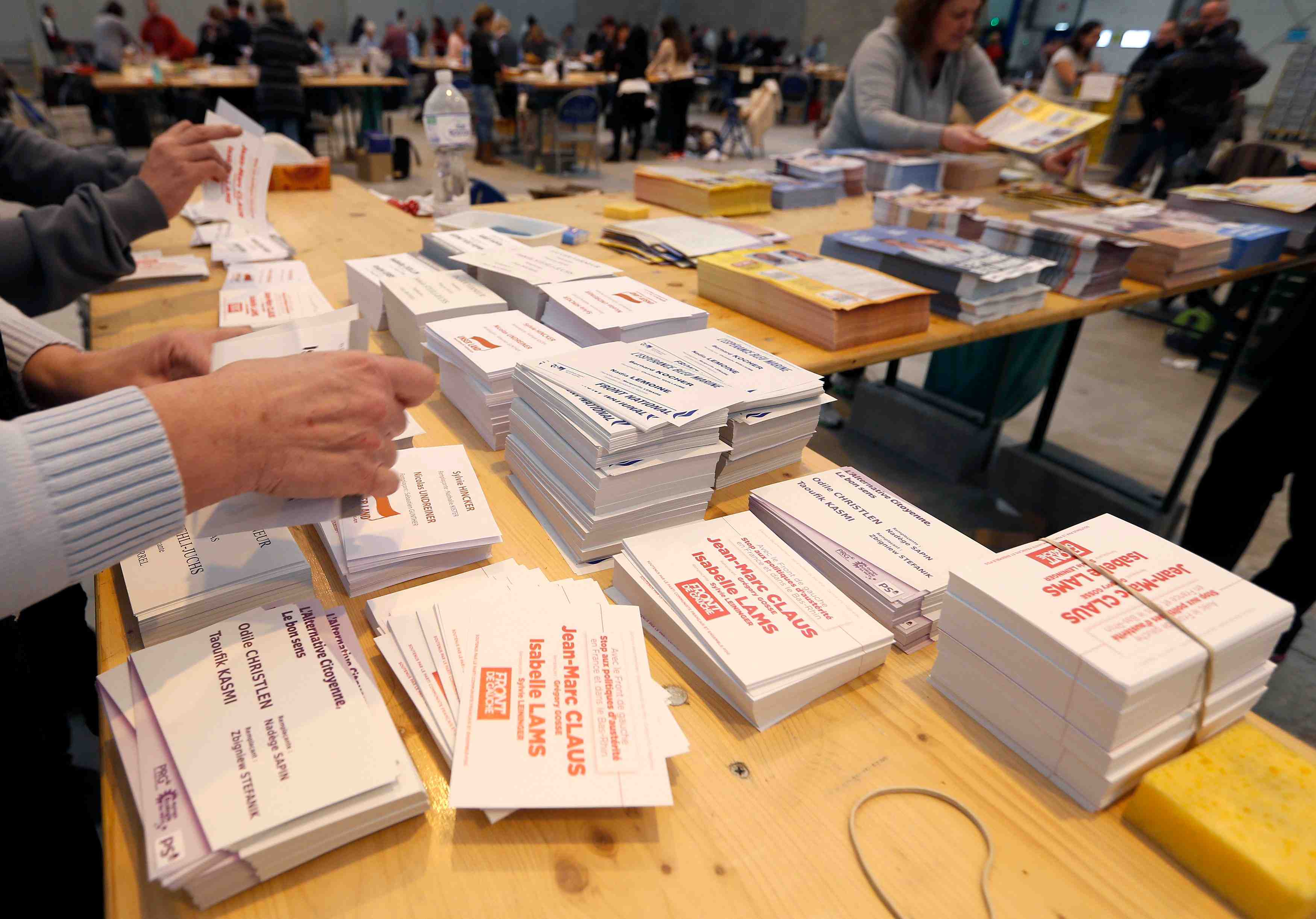 Fn et droite au coude-a-coude a 29% pour les departementales, selon opinionway