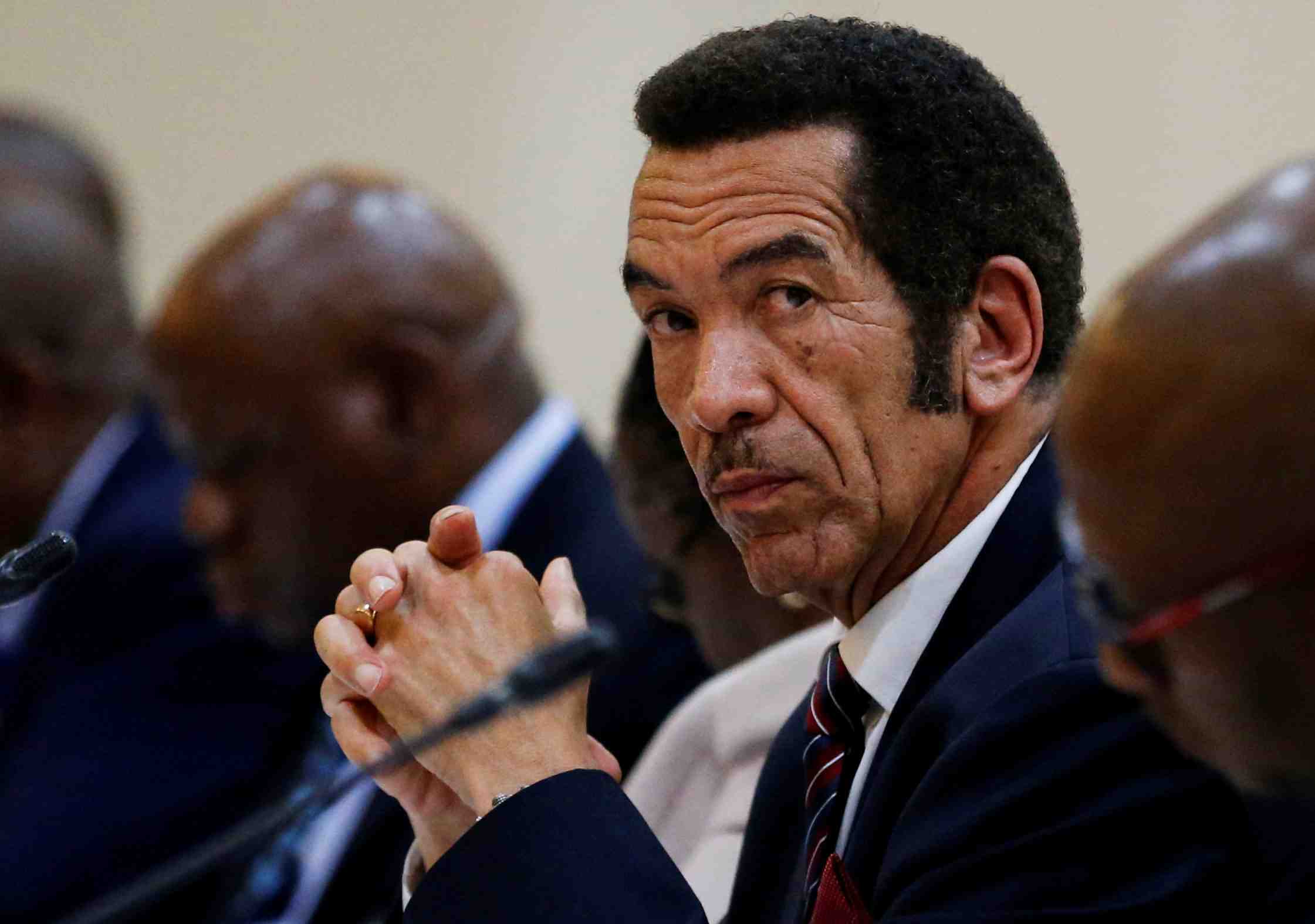 Le president du botswana reclame le depart de mugabe