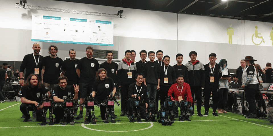 L'équipe bordelaise Rhoban (à gauche) après sa victoire en finale face à une équipe chinoise