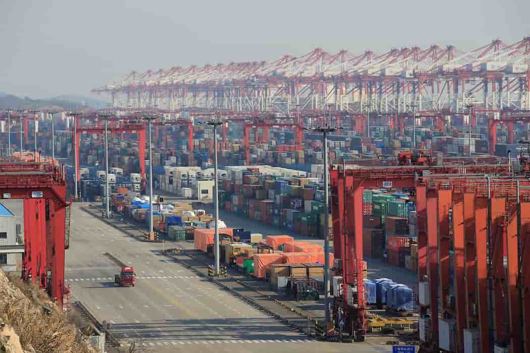 L'excédent commercial de la Chine a légèrement gonflé en novembre à 97,4 milliards de dollars (92,2 milliards d'euros), contre 95,7 milliards en octobre.