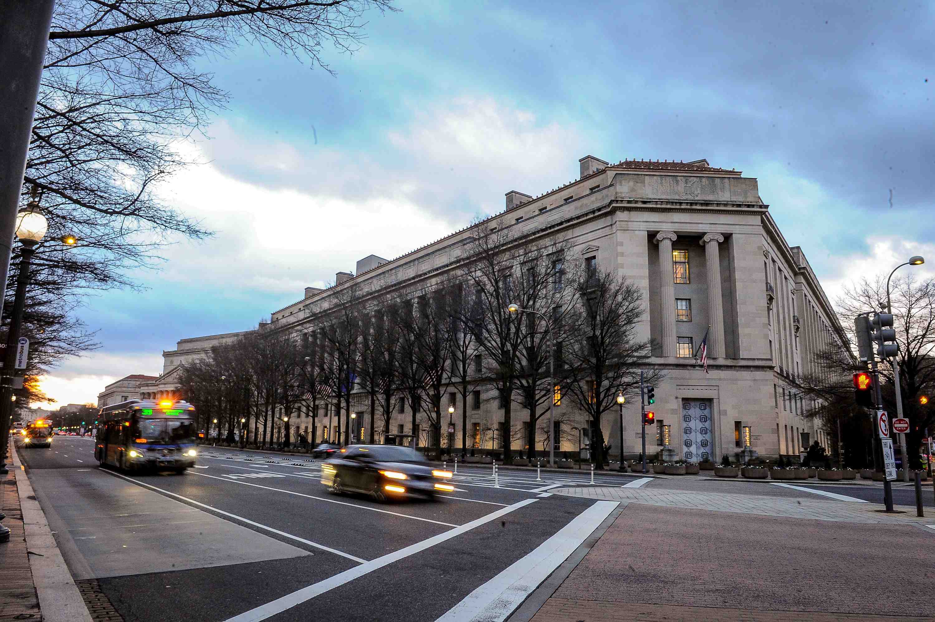 Coronavirus: la justice us enquete sur des transactions financieres d'elus, rapporte cnn