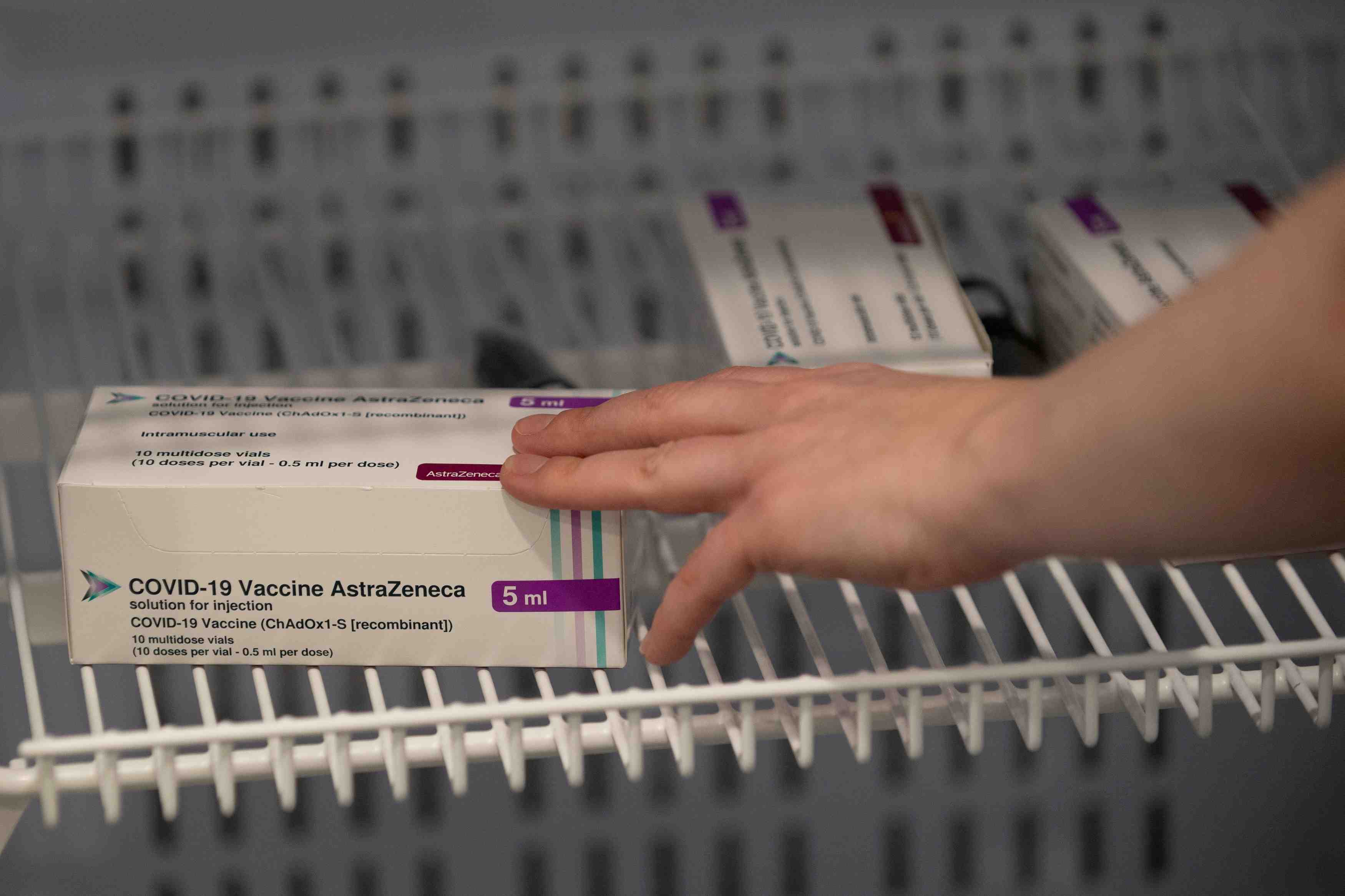 Coronavirus: astrazeneca promet de livrer 17% de sa production de vaccin en europe en fevrier