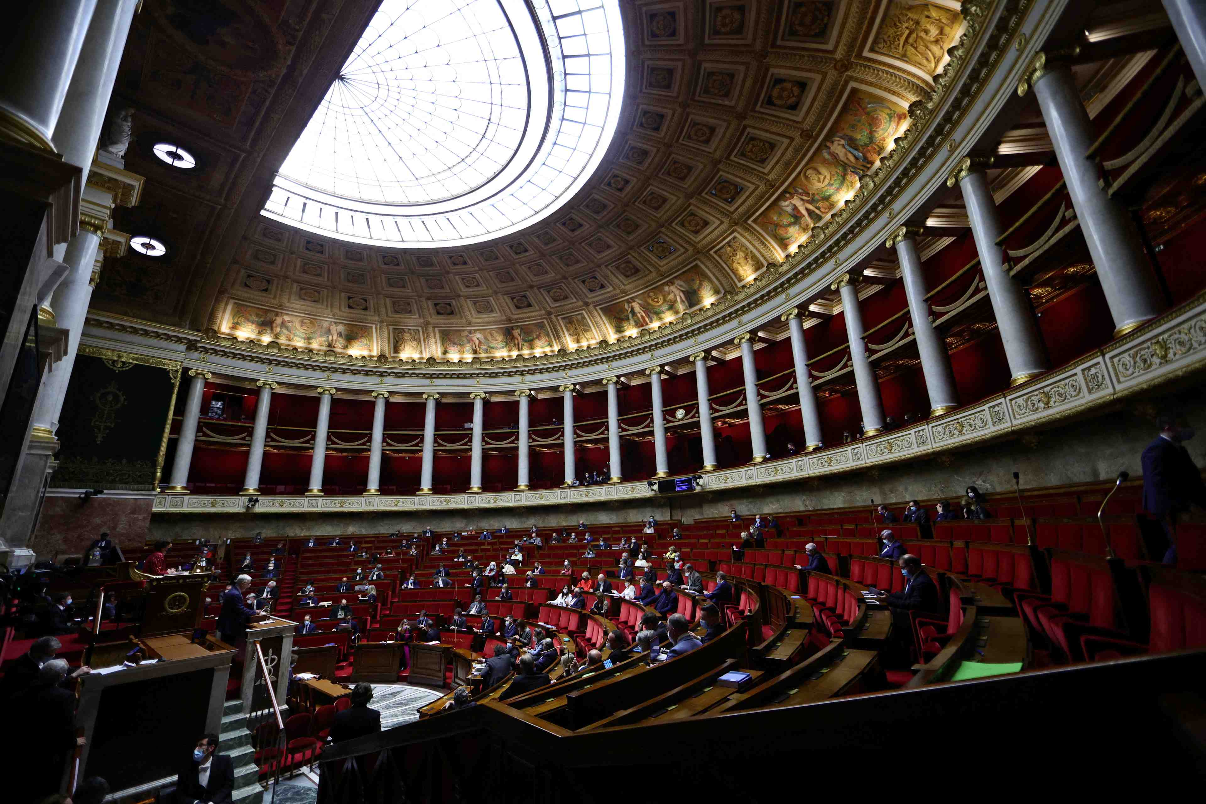France: polemique autour des propos de macron, le debat sur le pass encore perturbe
