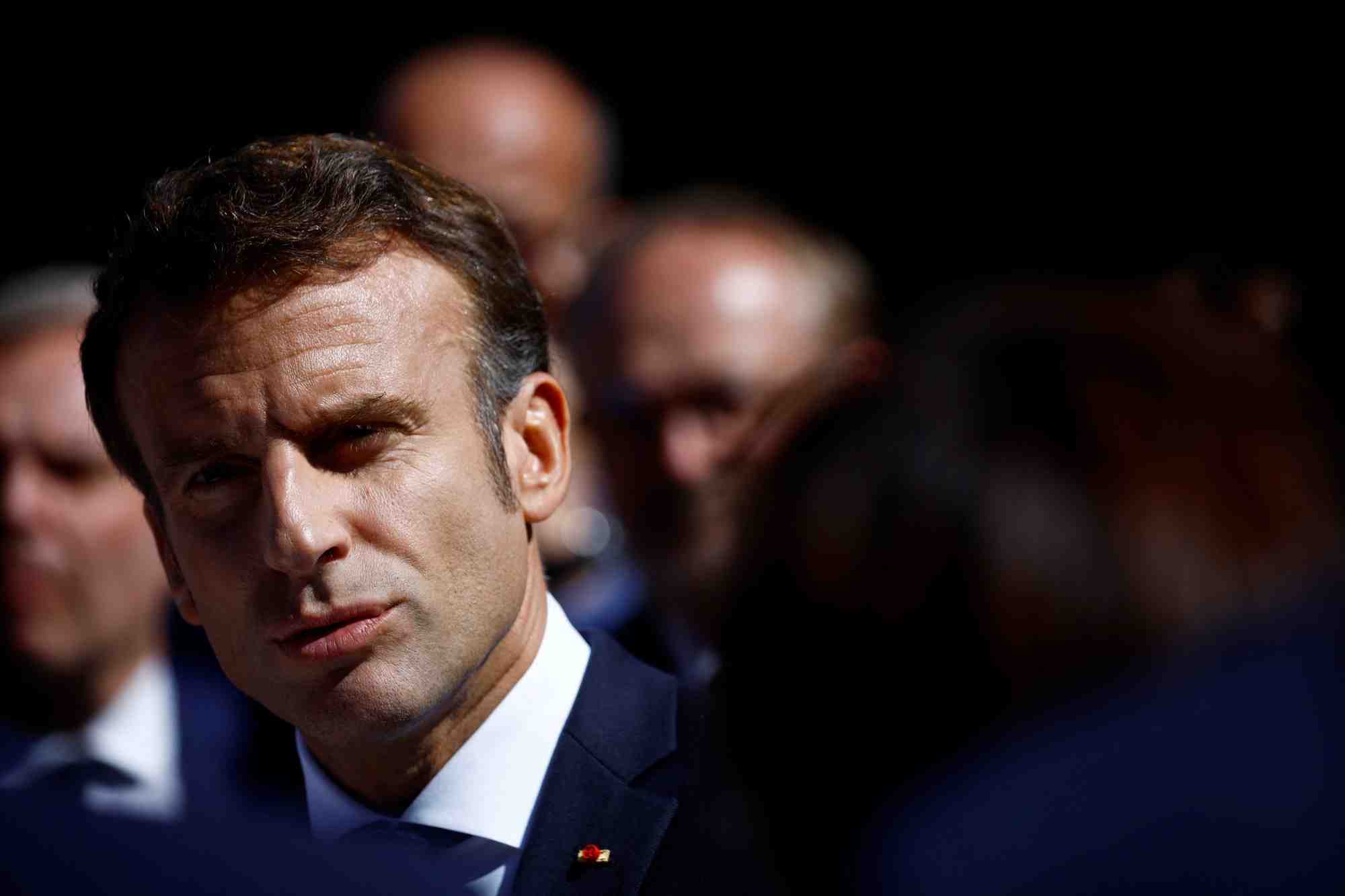 Emmanuel macron visite le parc eolien offshore de saint-nazaire