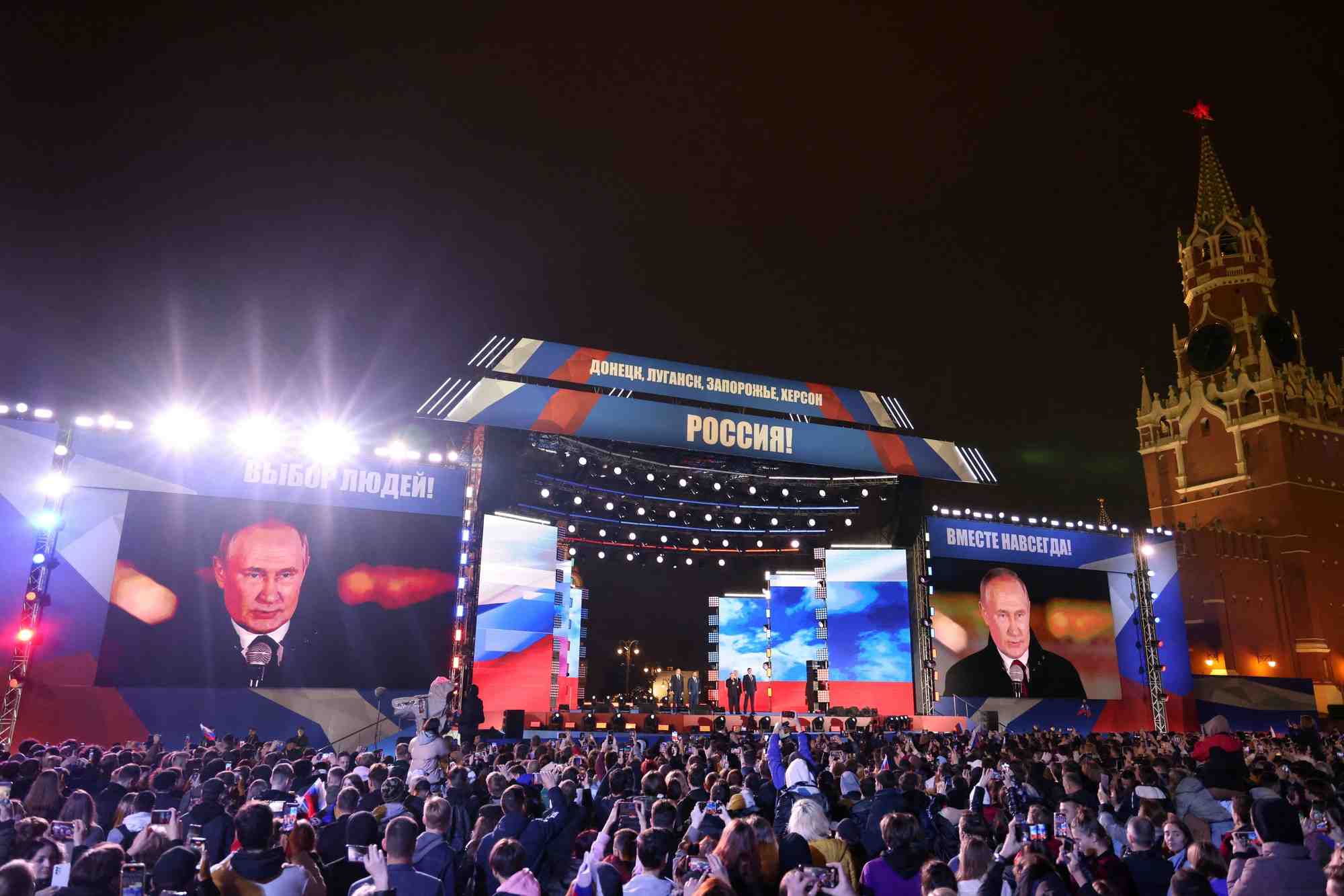 A moscou, des spectateurs ecoutent le president russe vladimir poutine lors d'un concert marquant l'annexion de quatre territoires ukrainiens