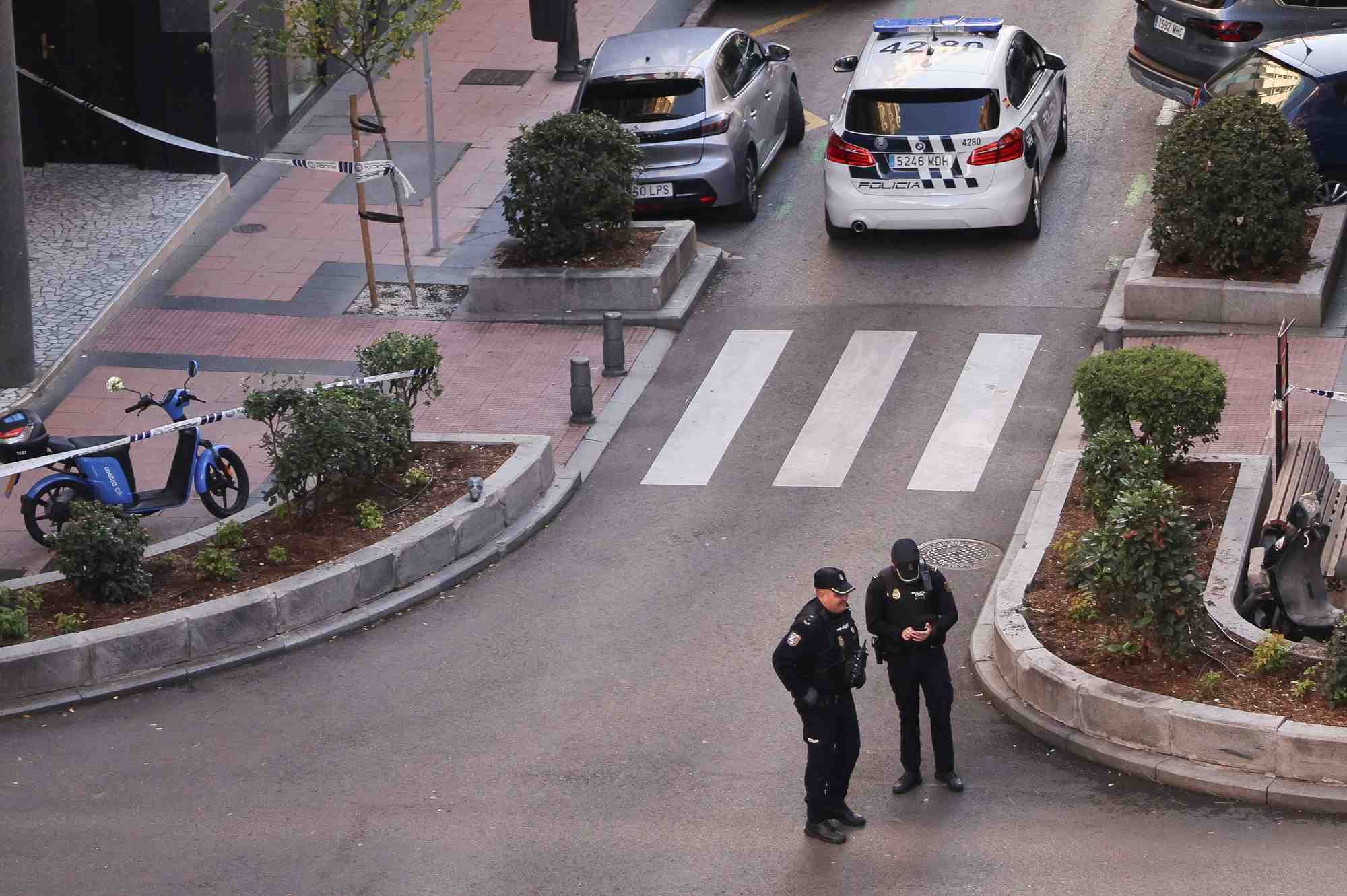 La police travaille sur le site ou alejo vidal-quadras, ancien chef du parti populaire espagnol dans la region de catalogne, a ete blesse par balle au visage, a madrid