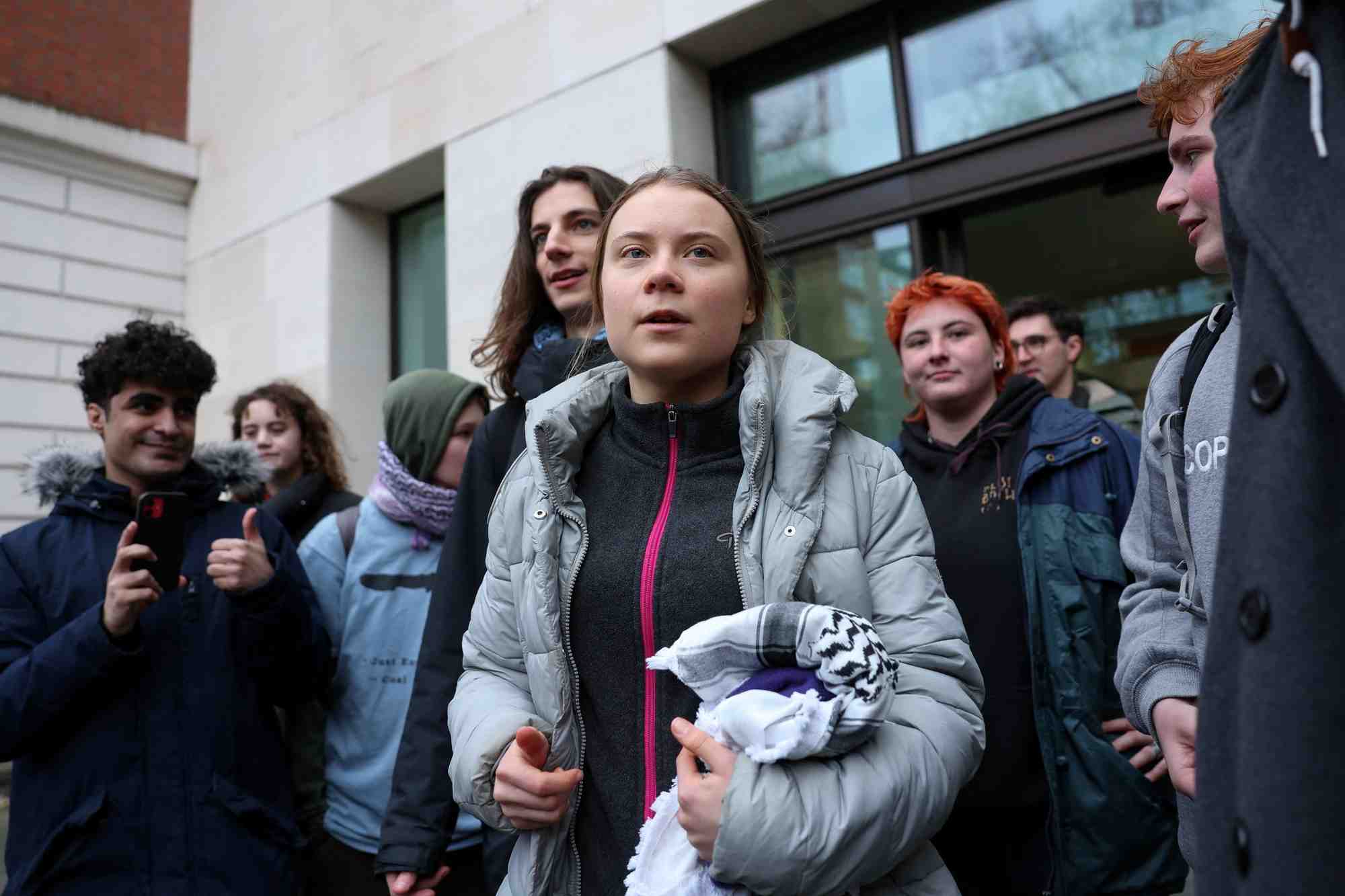 La militante pour le climat greta thunberg devant le tribunal de westminster a londres