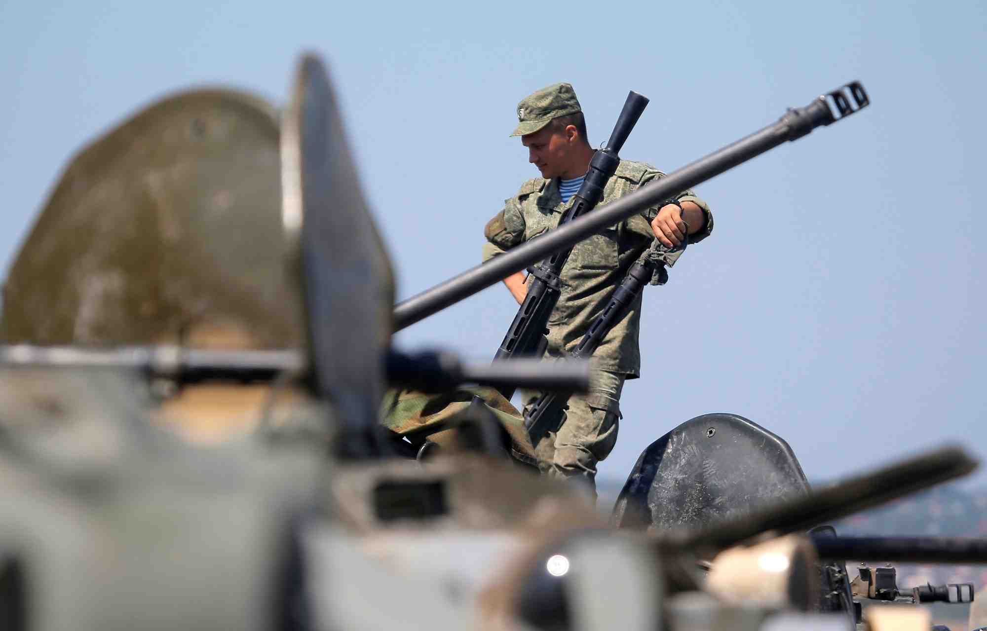 Un militaire russe a l'exterieur du port de novorossiysk en russie