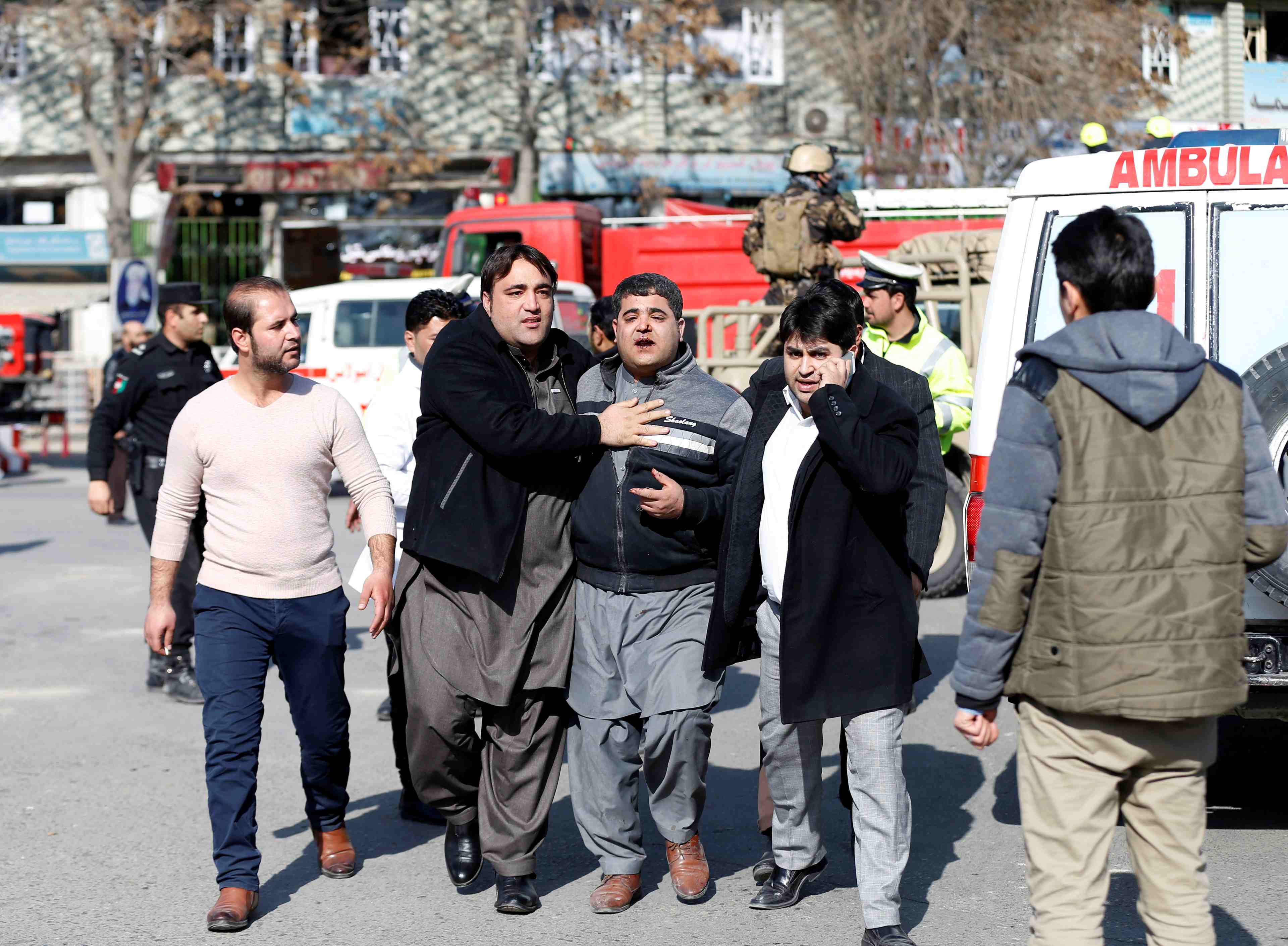 Afghanistan: dix-sept morts dans un attentat a l'ambulance piegee