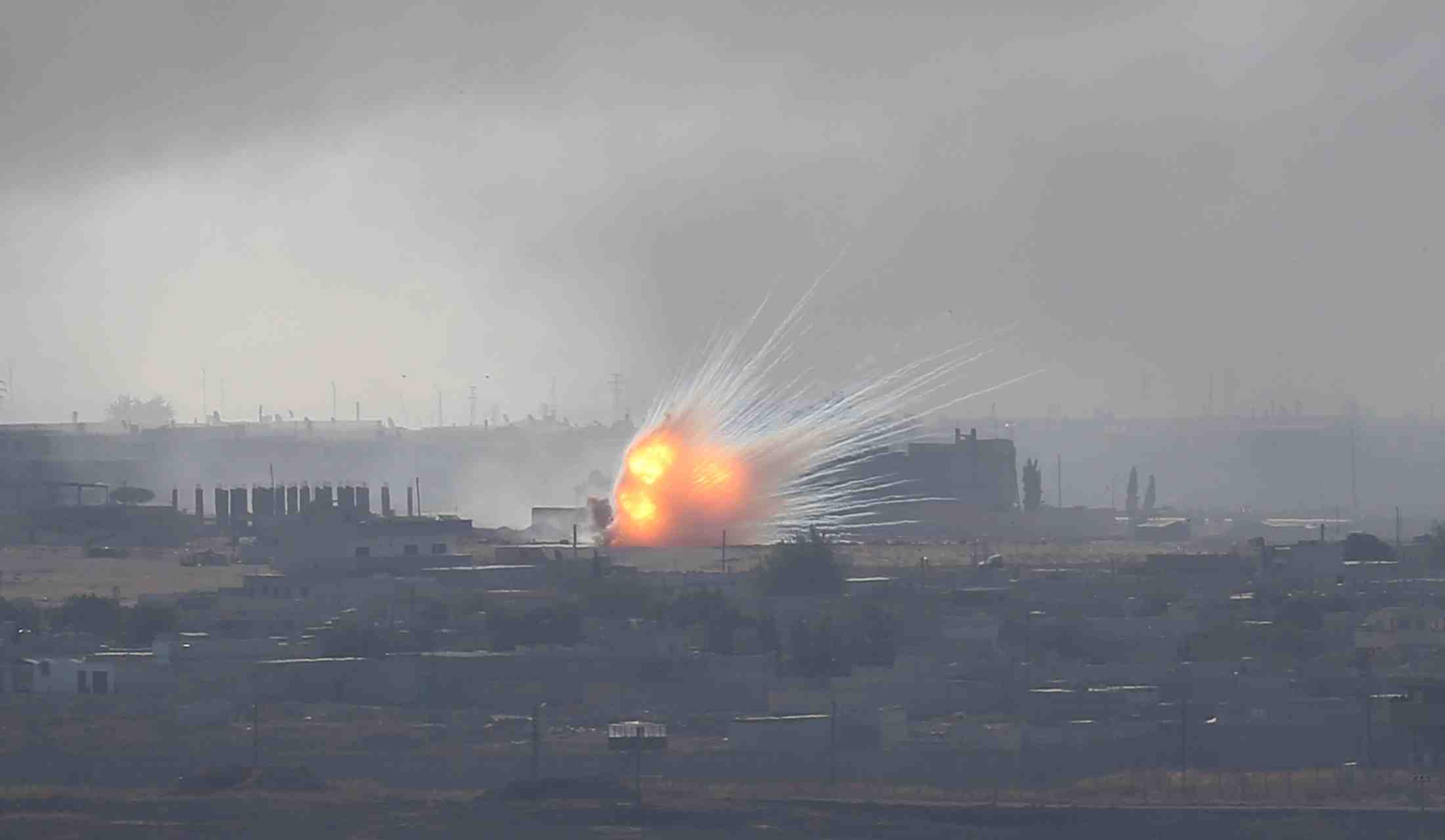 La turquie intensifie ses bombardements autour d'une ville syrienne