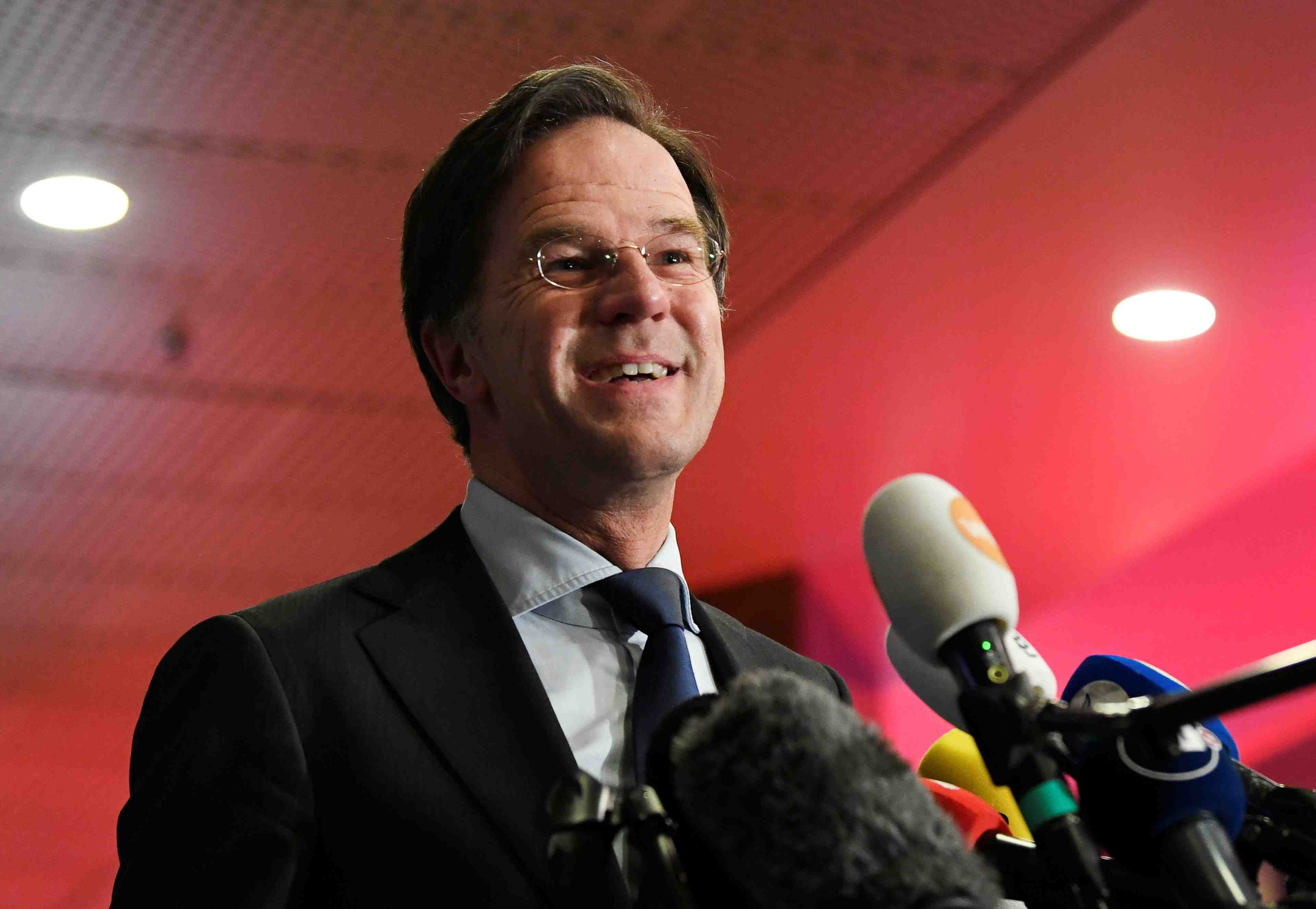 Mark rutte donne victorieux d'un nouveau mandat aux pays-bas