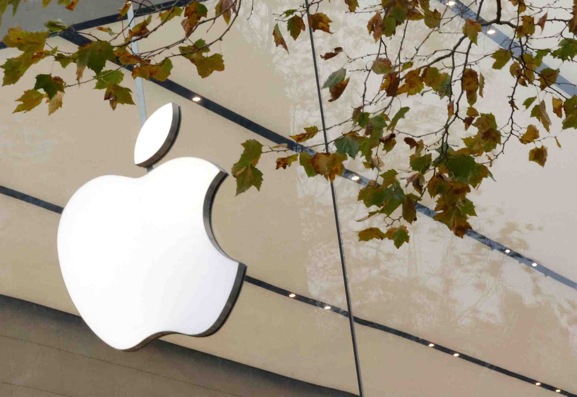 Le logo d'apple inc. est visible a l'entree de l'apple store, a bruxelles