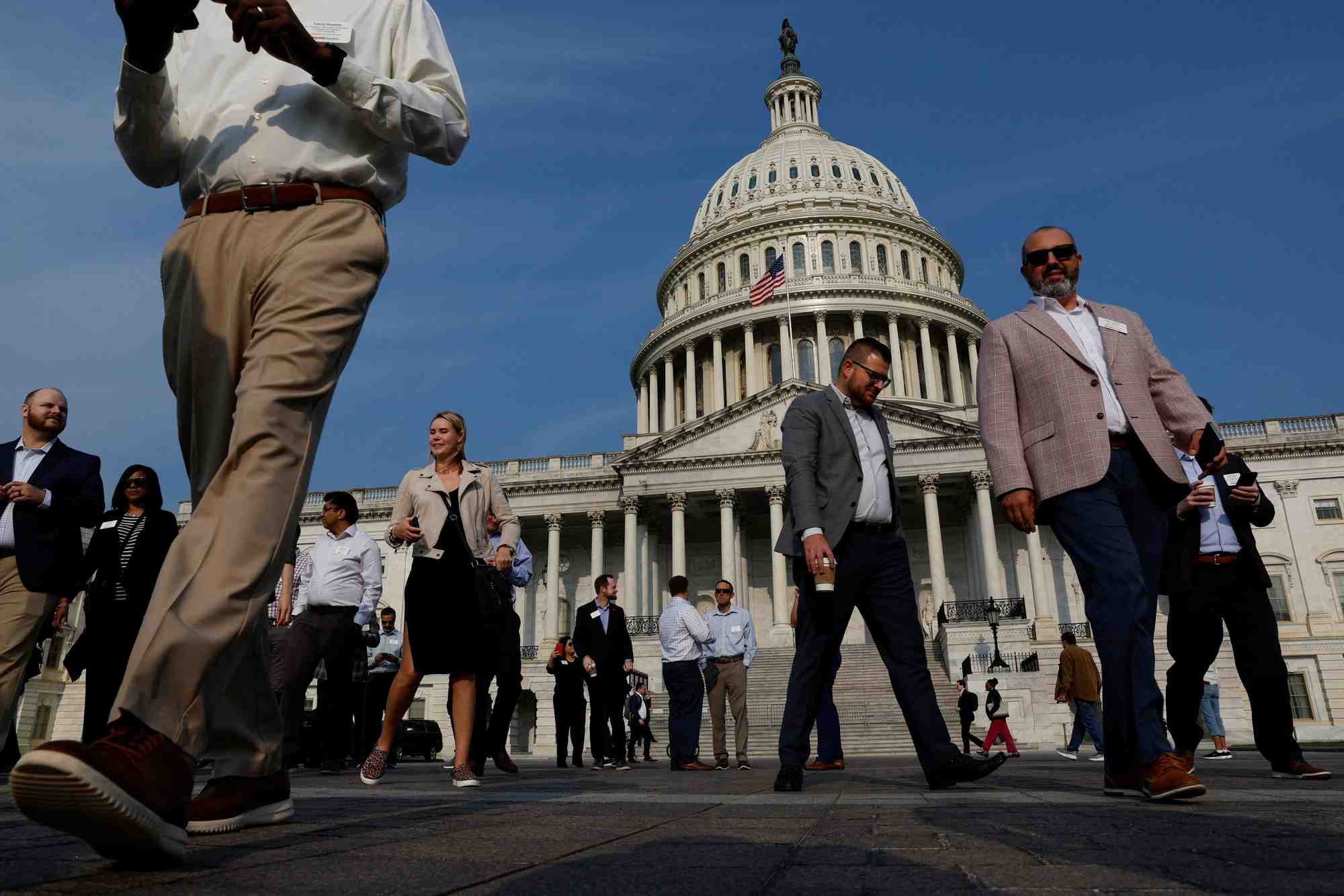 Des visiteurs marchent sur l'esplanade du capitole a washington