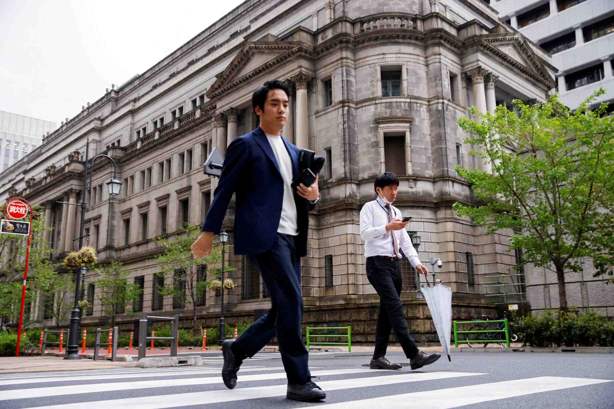 Photo d'archives: des gens marchent devant le batiment de la banque du japon a tokyo