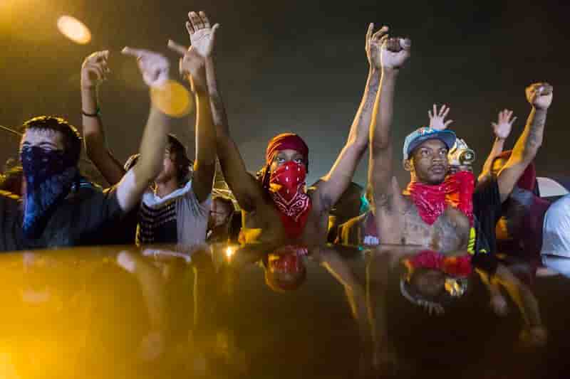Des manifestants bravent le couvre-feu à Ferguson