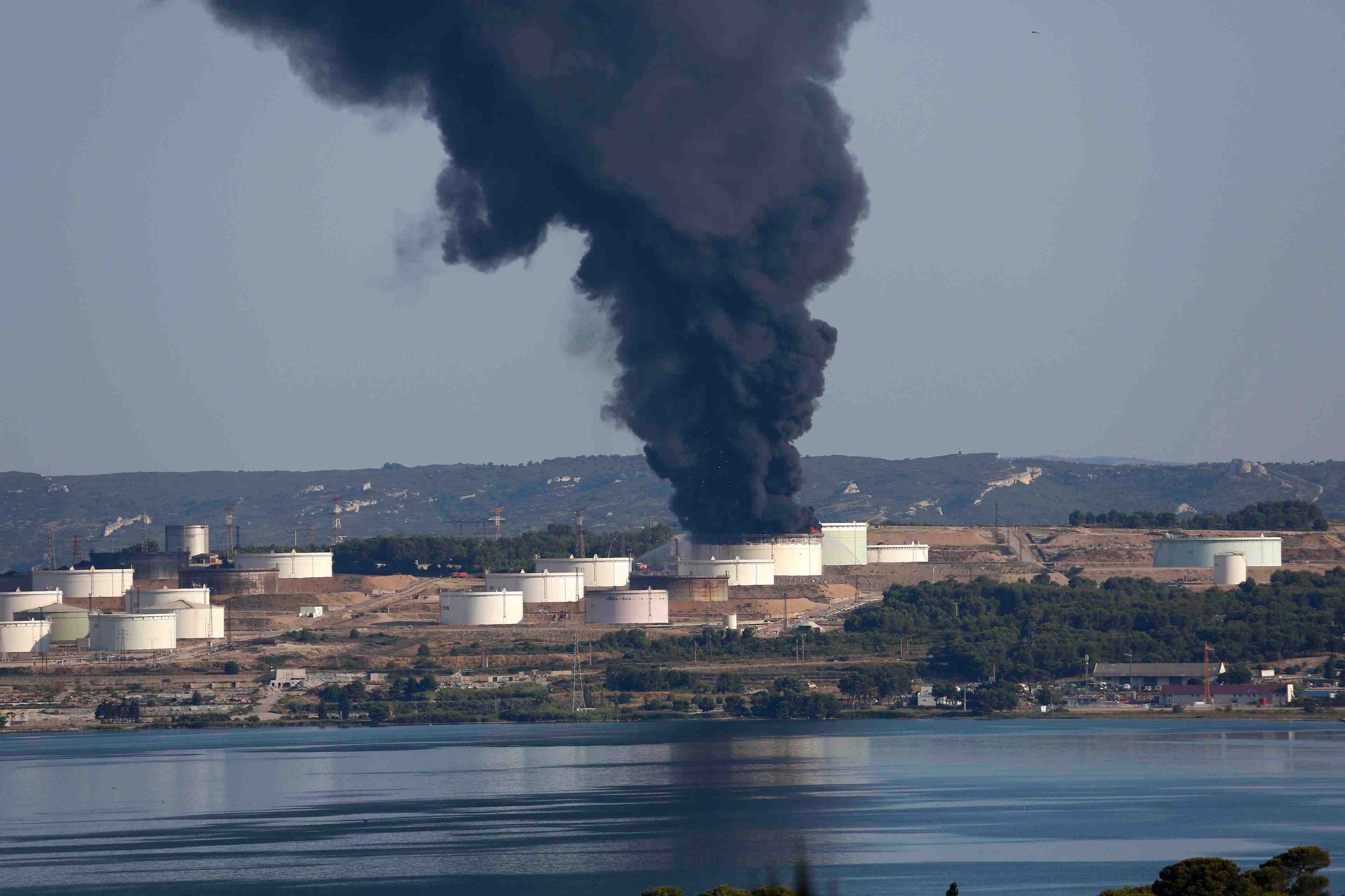 La piste terroriste pas privilegiee pour l'explosion a berre