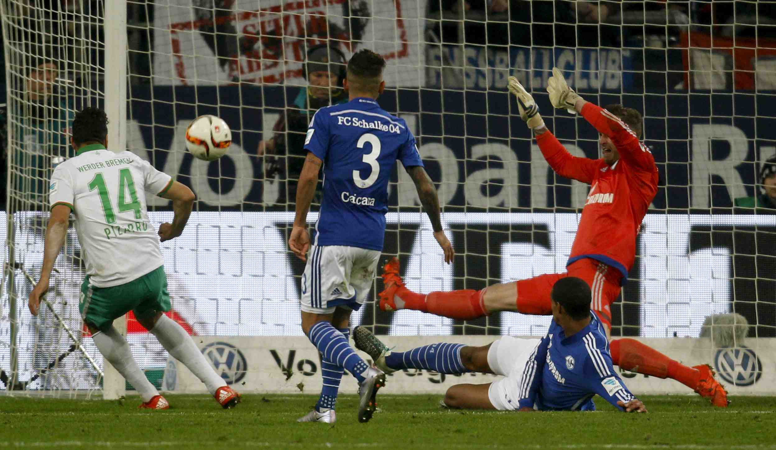 Schalke 04 rate le coche, francfort respire