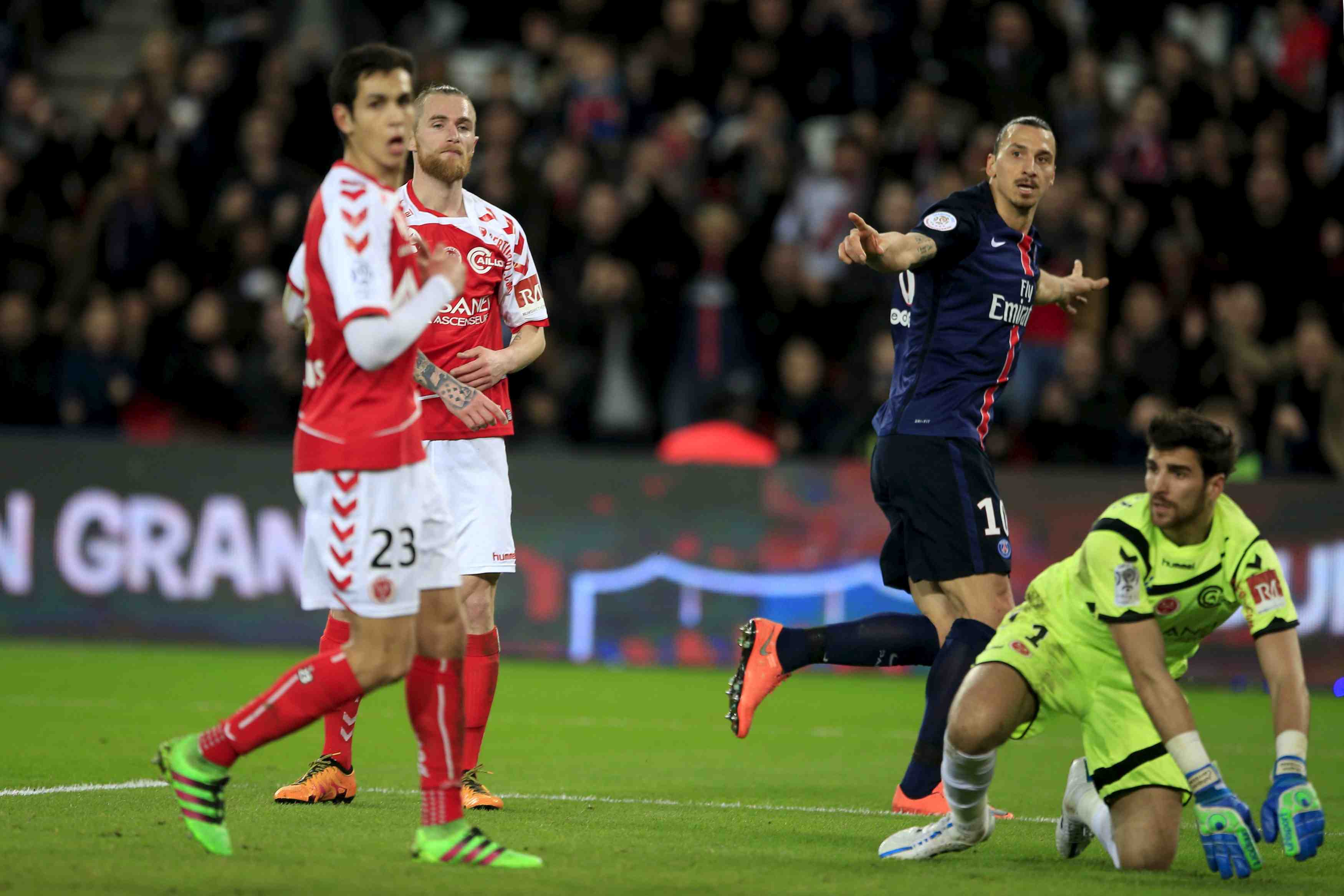 Grace a un ibrahimovic omnipresent, paris corrige reims