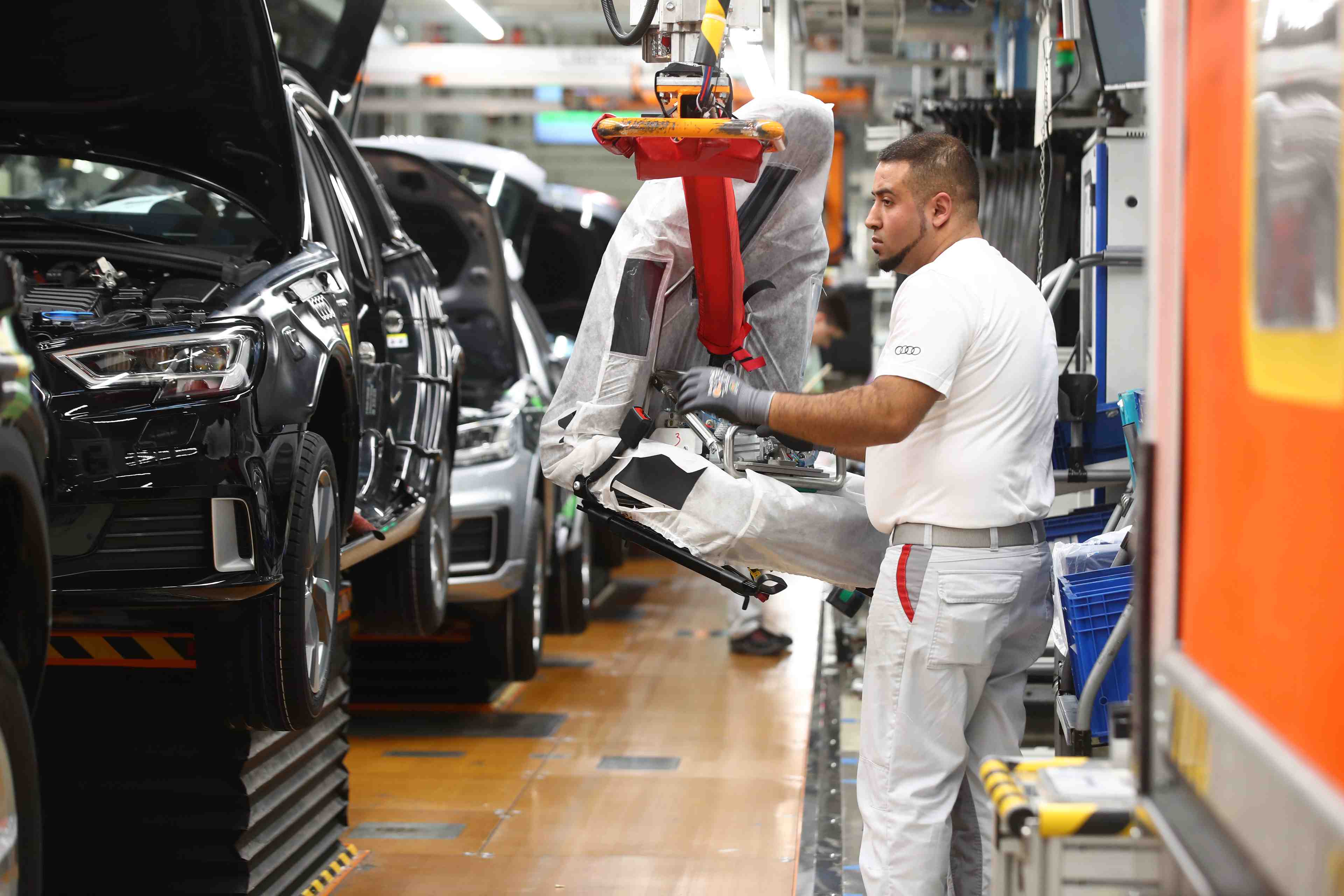 Zone euro: la croissance decelere mais reste solide