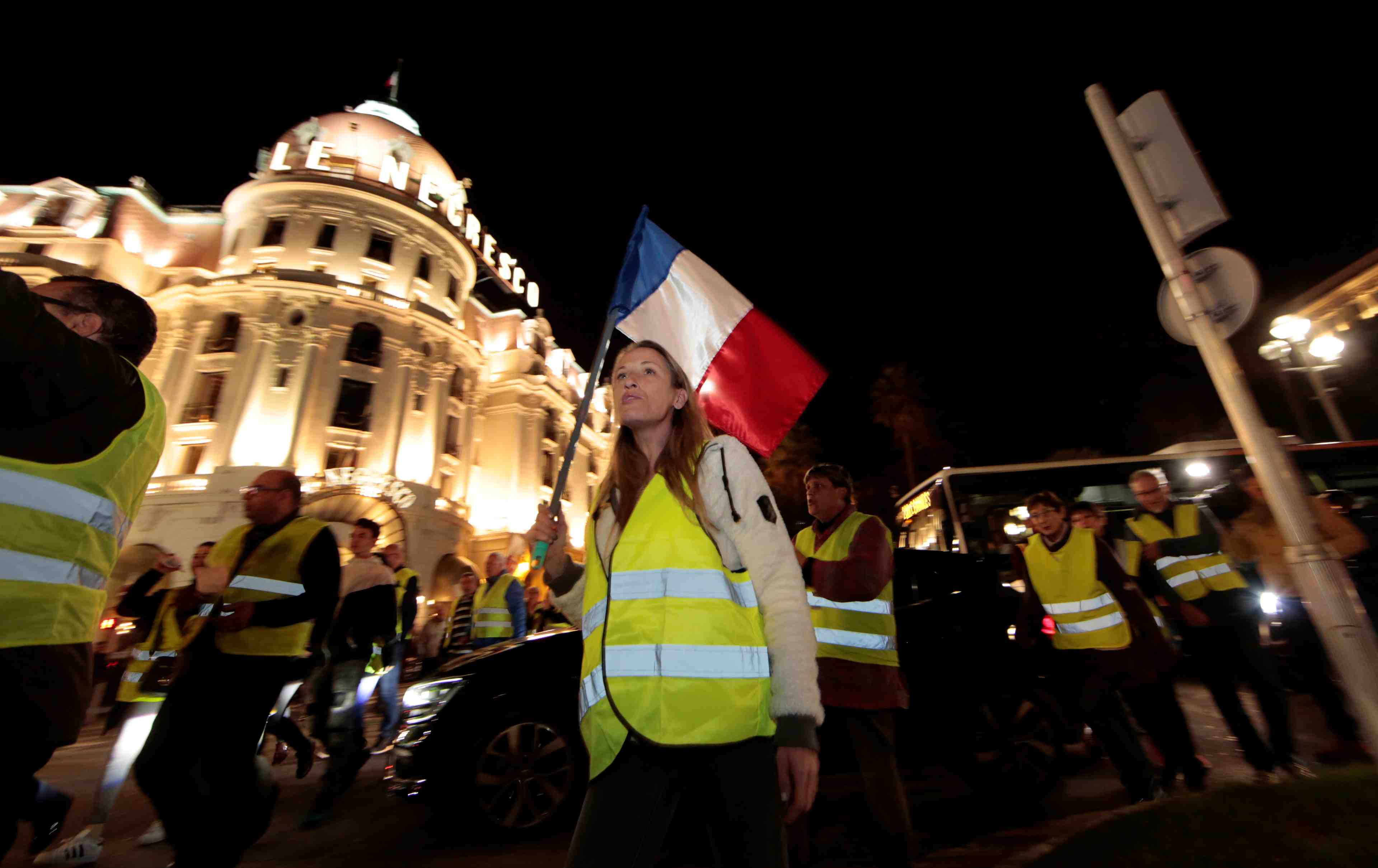 Le gouvernement dit tendre l'oreille a la colere des "gilets jaunes"