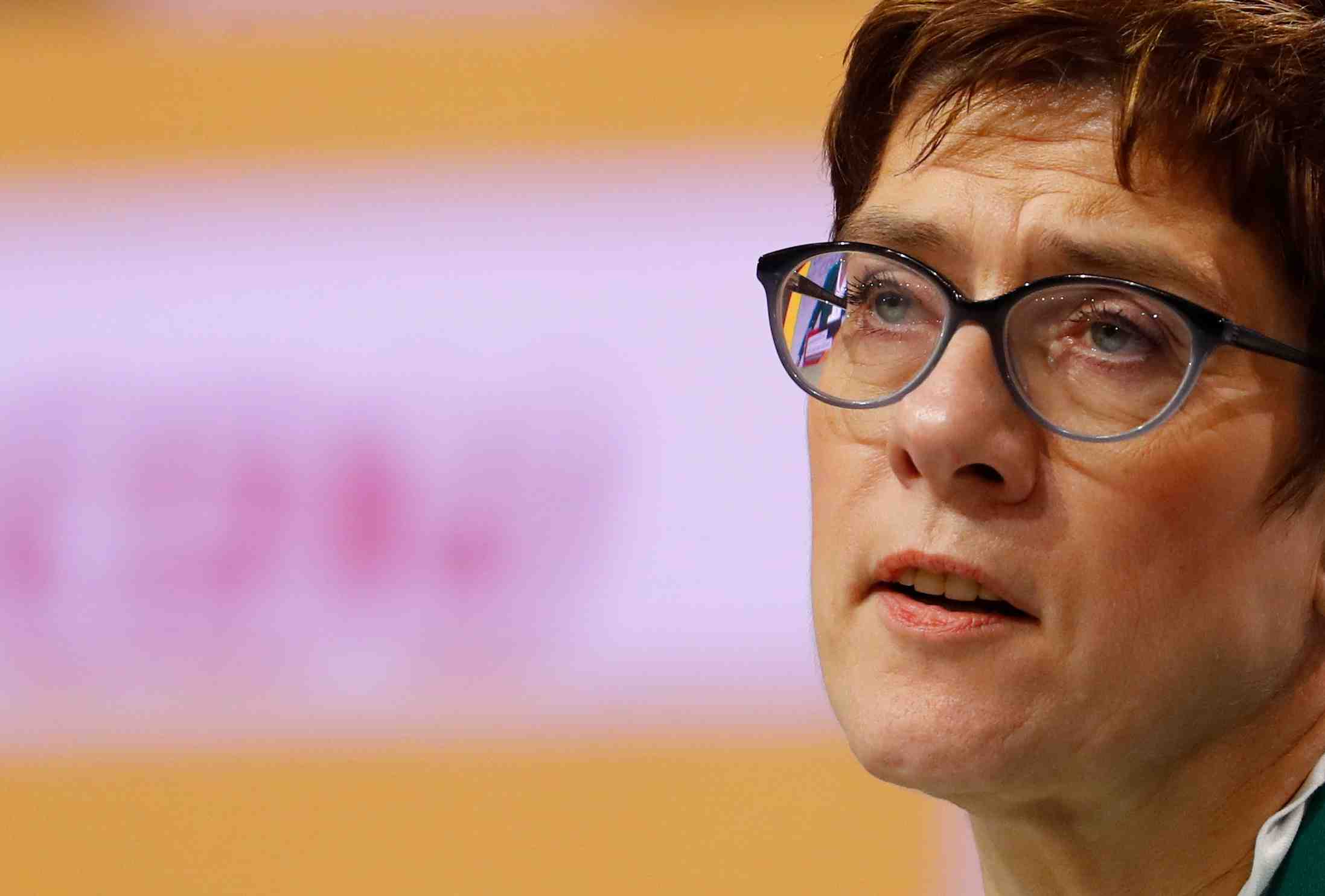 La nouvelle presidente de la cdu fait un geste envers ses rivaux