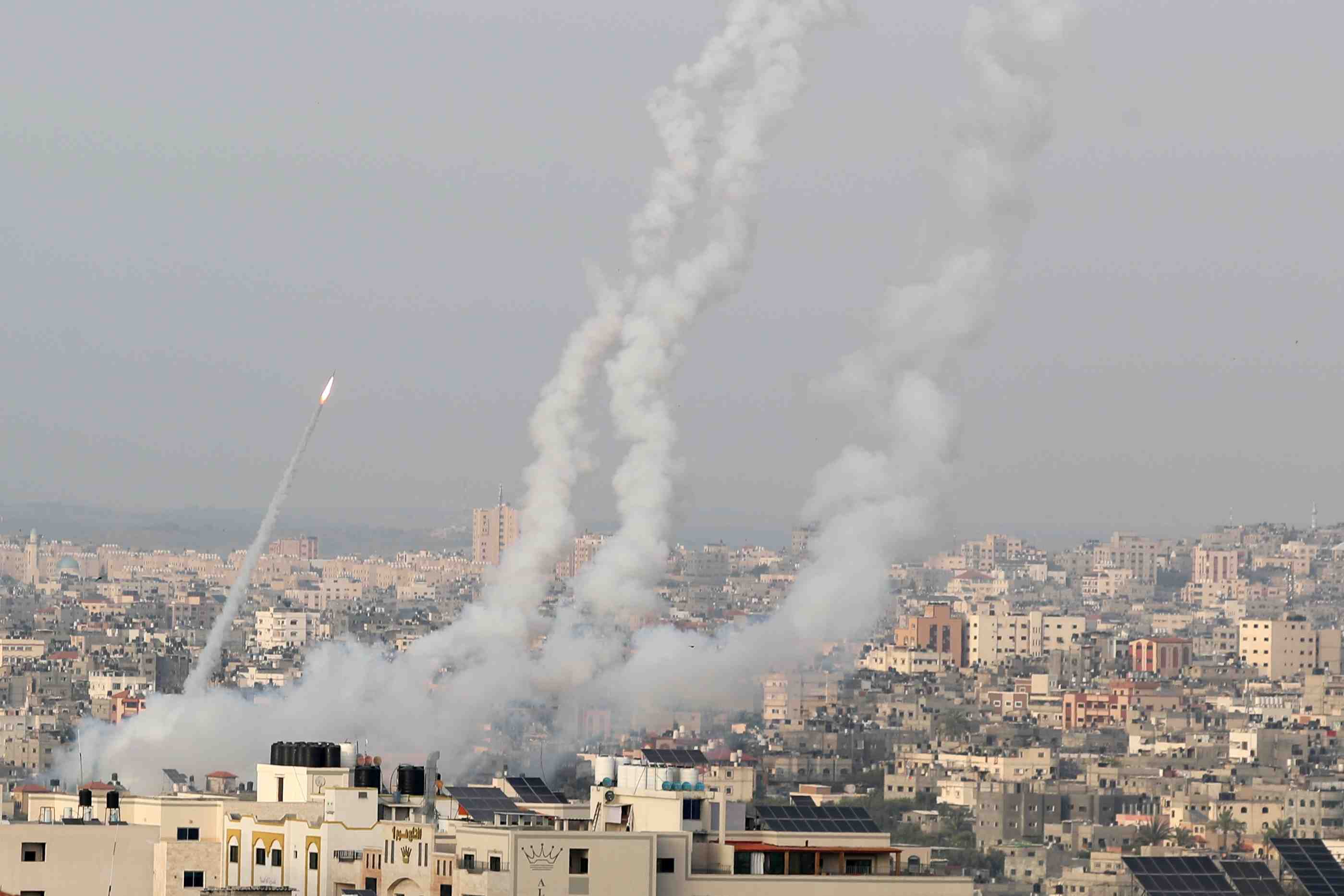 Apres les violences a jerusalem, le hamas tire sur israel, qui riposte