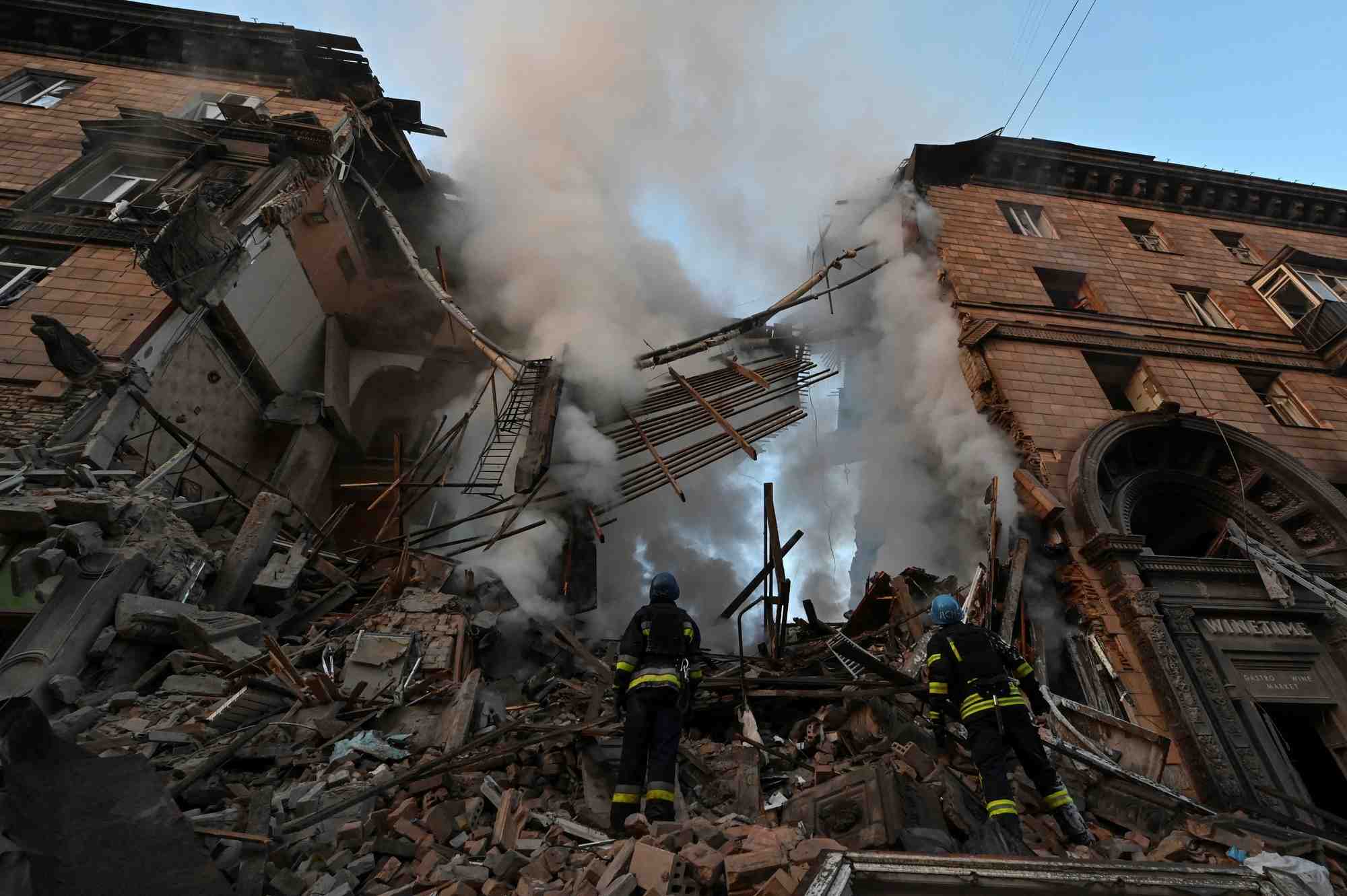 Un immeuble d'habitation fortement endommage par un tir de missile russe, a zaporijjia en ukraine