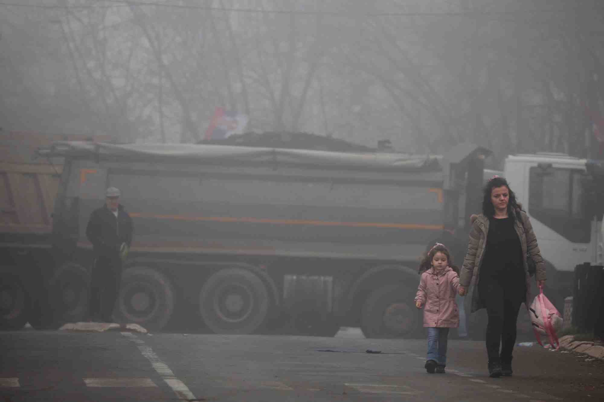 Tensions remain high as roads in northern kosovo still blocked