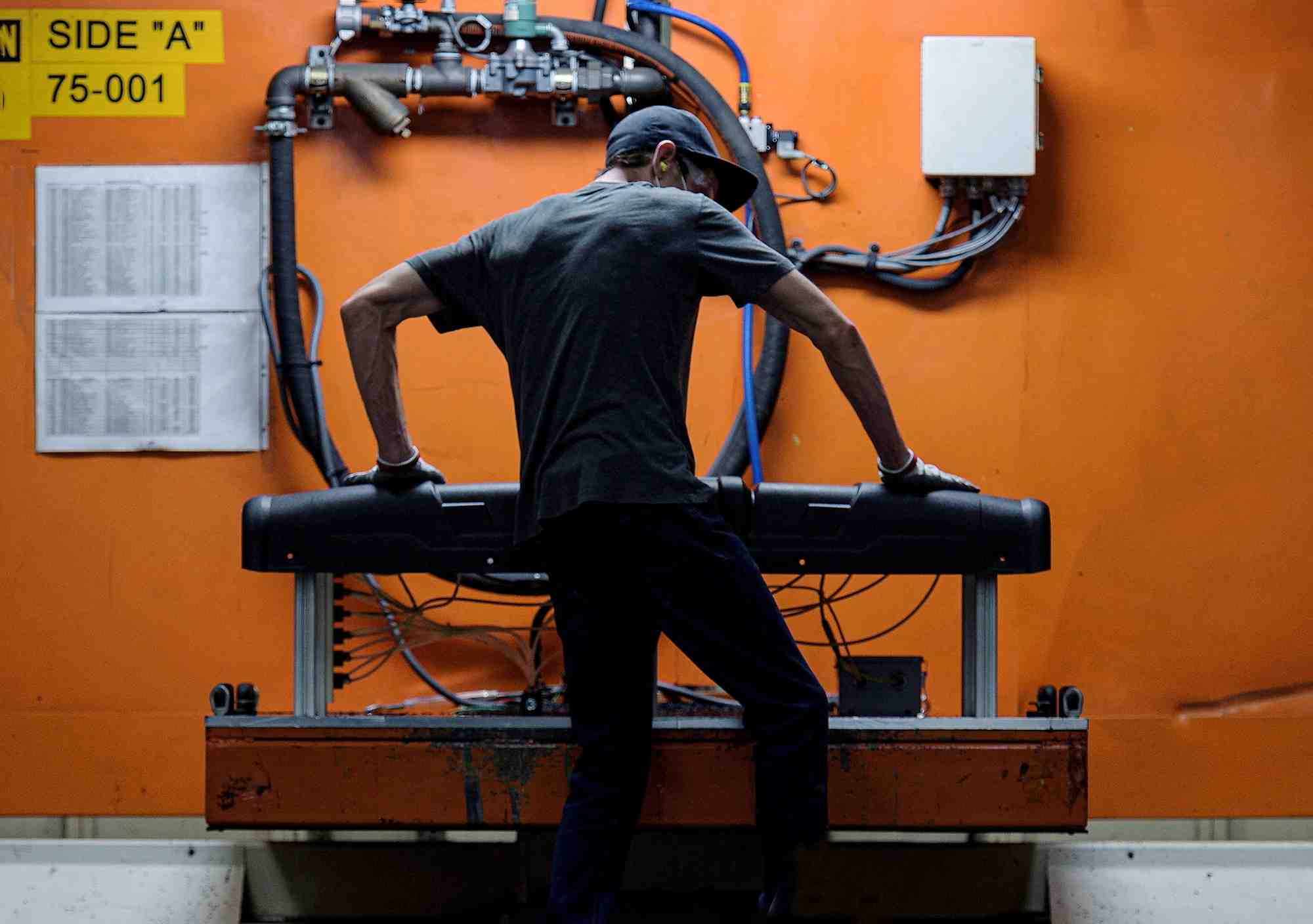 Chaine de montage de vtt et de motoneiges polaris dans leur usine de fabrication et d'assemblage a roseau