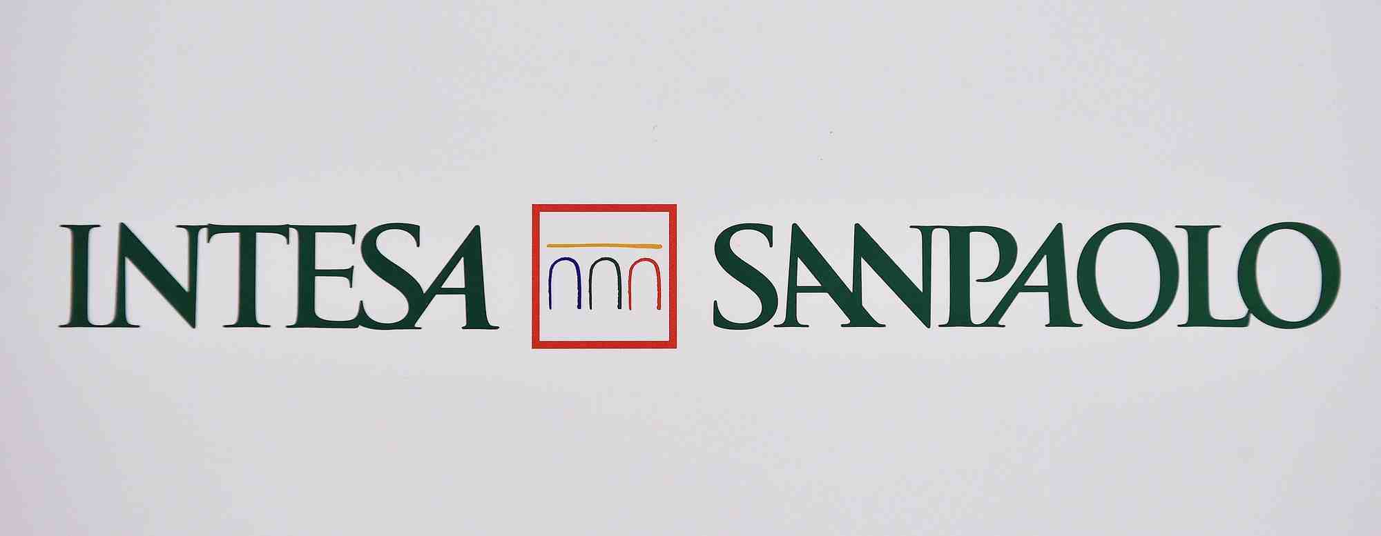 Le logo de la banque intesa sanpaolo est visible au siege lors de l'assemblee des actionnaires a turin