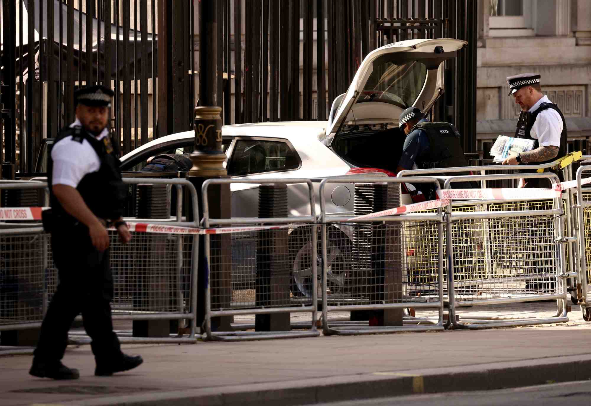 La police travaille sur le site ou une voiture a percute les grilles de downing street