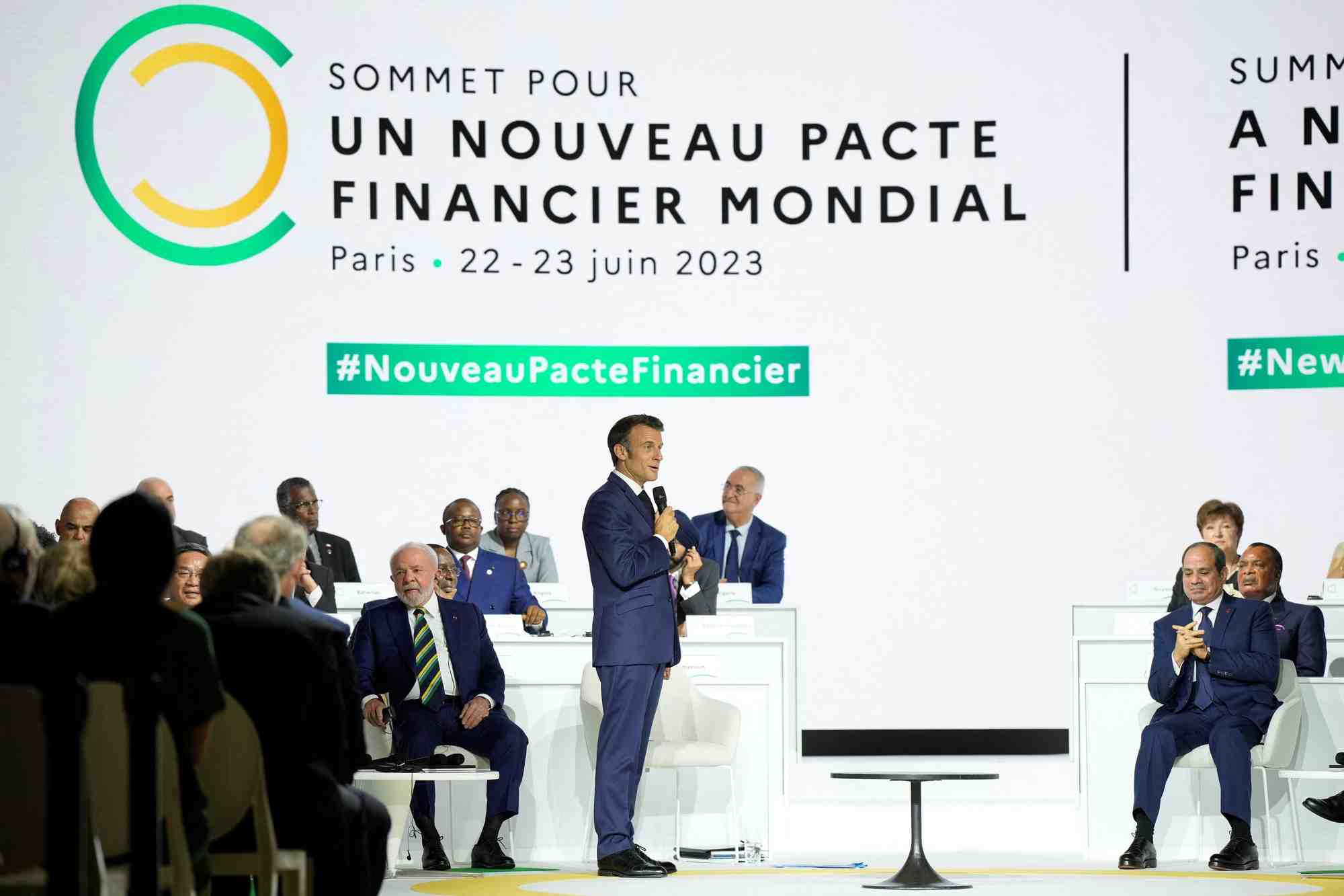 Emmanuel macron s'exprime lors de la seance de cloture du sommet du nouveau pacte financier mondial