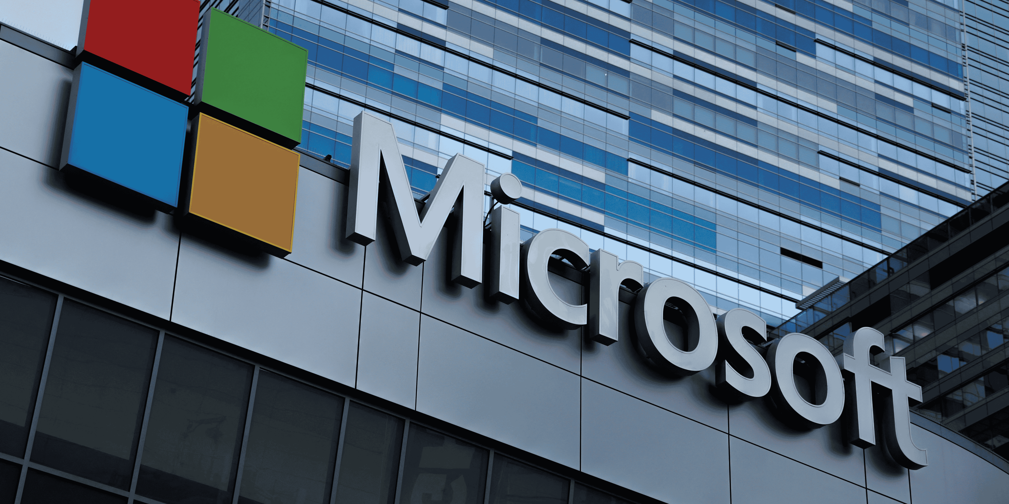 L'enseigne microsoft est representee au sommet du microsoft theatre a los angeles, en californie