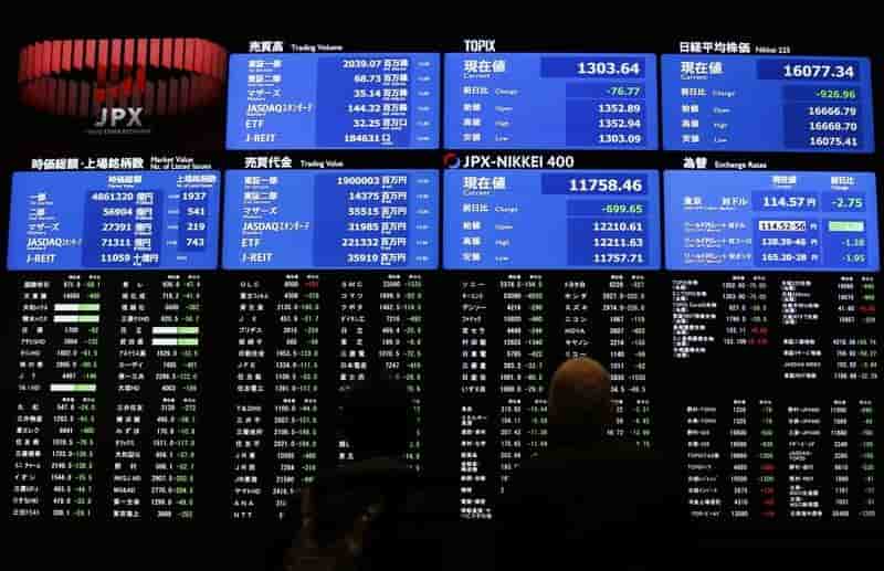 Tokyo finit en legere baisse apres la bce
