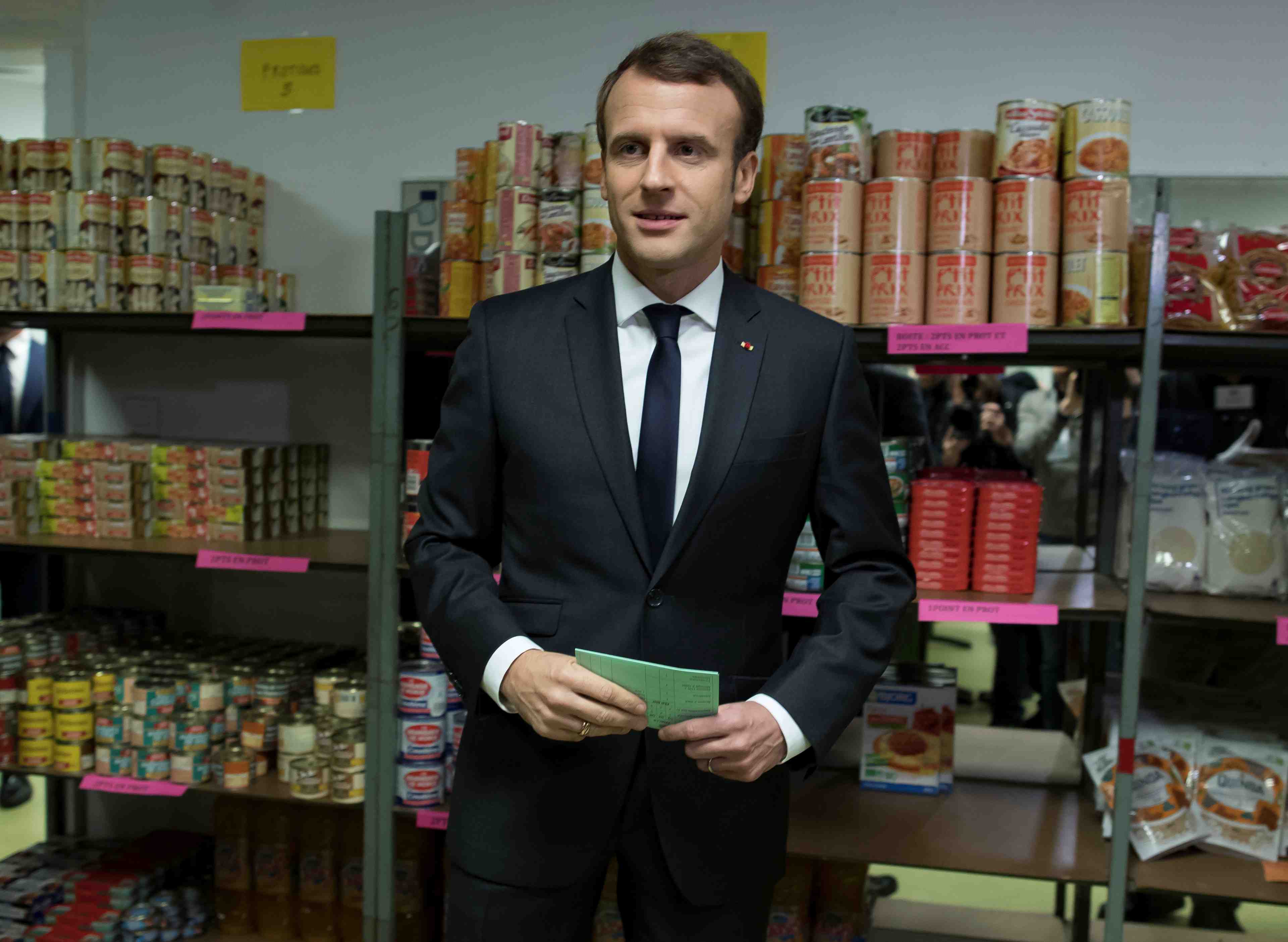 L'etat reste engage dans la lutte contre la pauvrete, selon macron