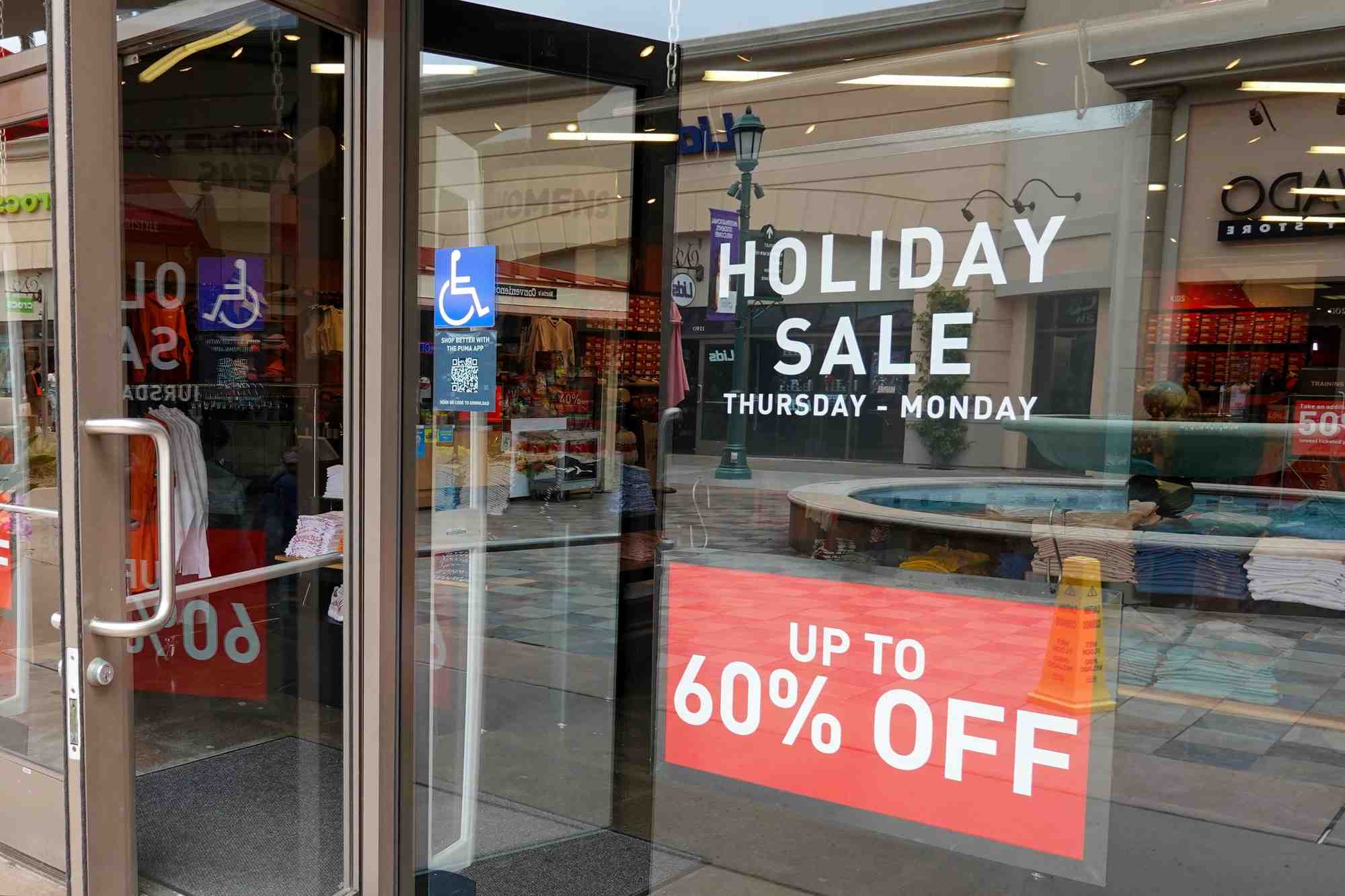 Des soldes dans un centre commercial a carlsbad, en californie, aux etats-unis
