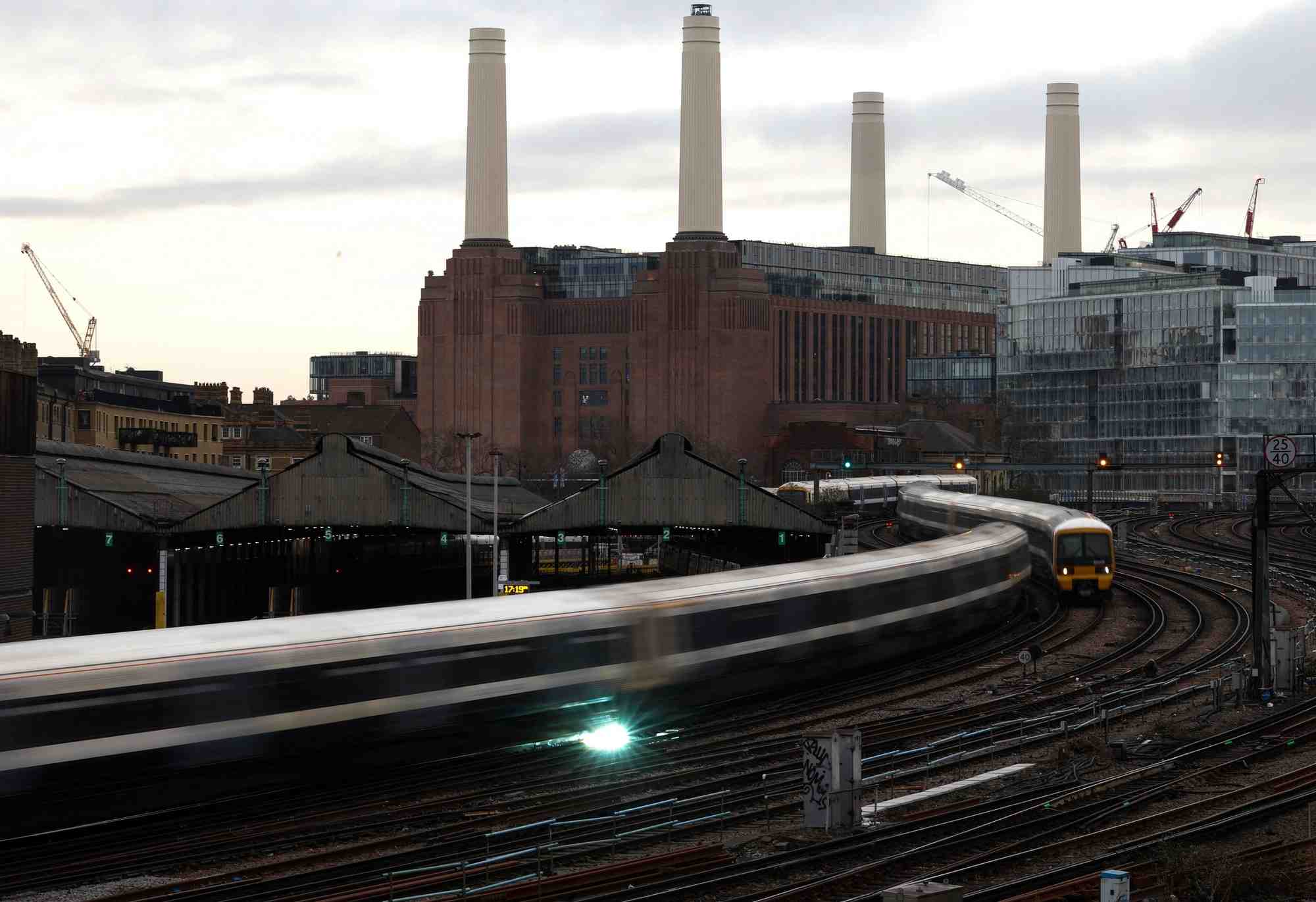 Des trains quittent la gare de victoria a londres, en grande-bretagne