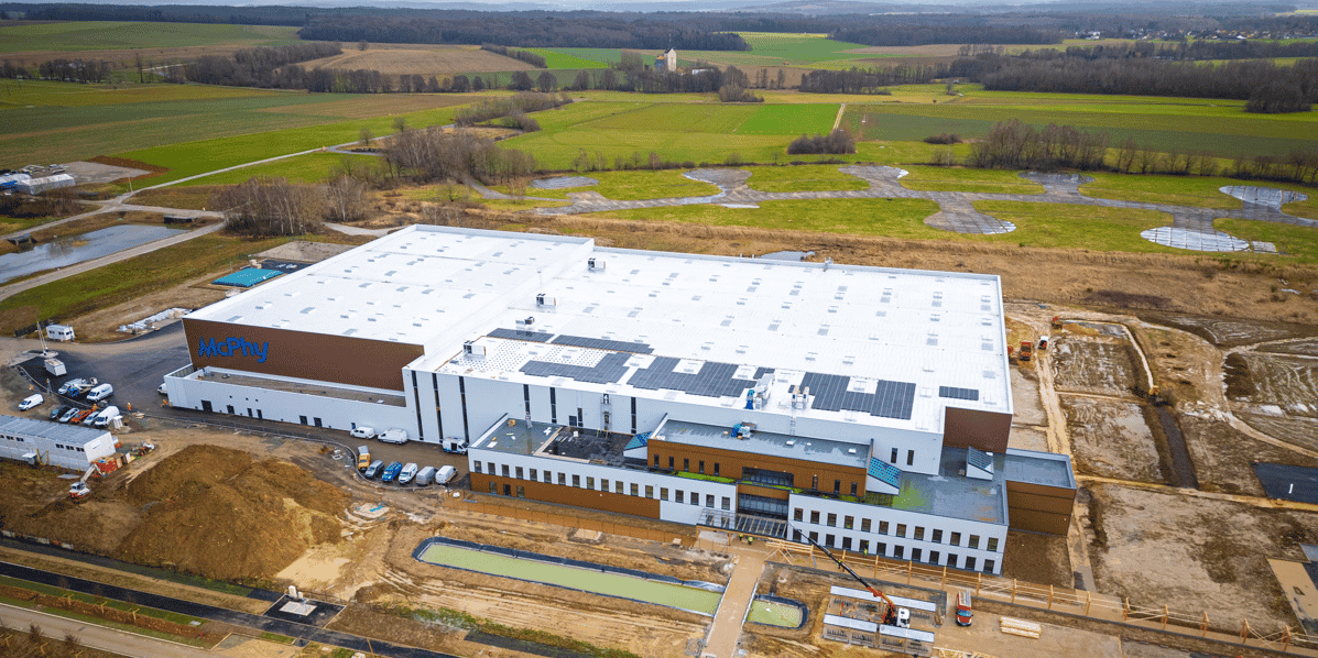 Installée dans l'aéroparc de Fontaine (90) du Territoire de Belfort, la gigafactory de McPhy a été livrée et prépare sa montée en puissance. Elle vise à démarrer des opérations industrielles au cours du premier semestre 2024.