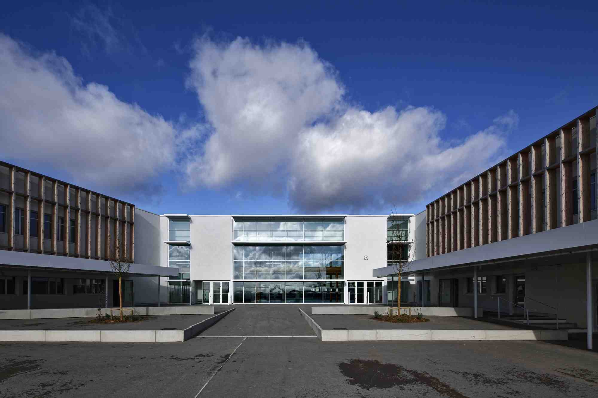 OBM Construction, qui œuvre à 90% pour les marchés publics, a à son actif la construction ou la rénovation en bois de plusieurs établissements scolaires (ici le collège Marthe Gautier à Charny en Seine et Marne) et livrera en 2025 le collège de Vénissieux dans le Rhône, ainsi que l’extension du lycée de Châlette sur Loing dans le Loiret.