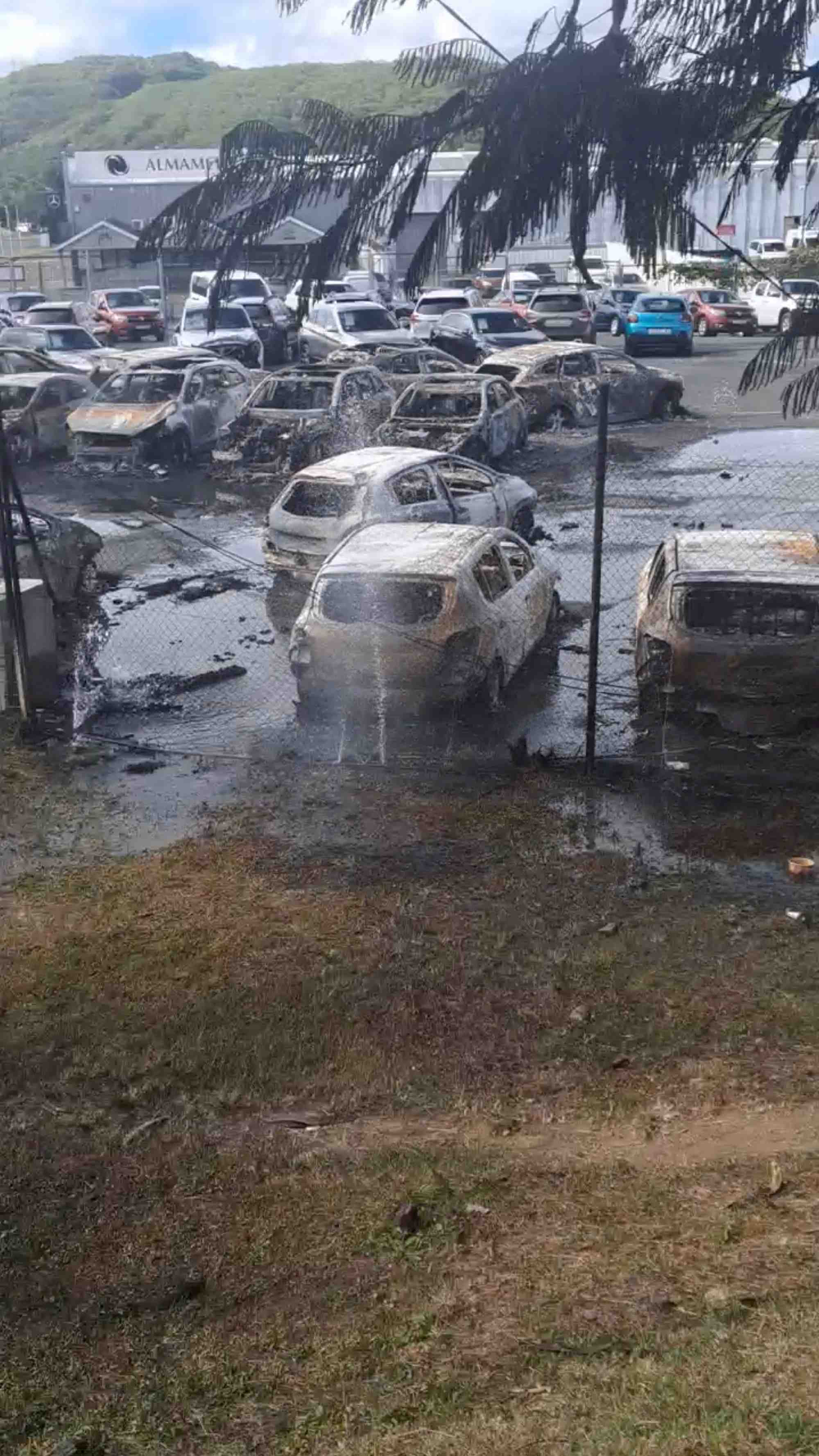 Photo des voitures incendiees a la suite d'emeutes en nouvelle-caledonie